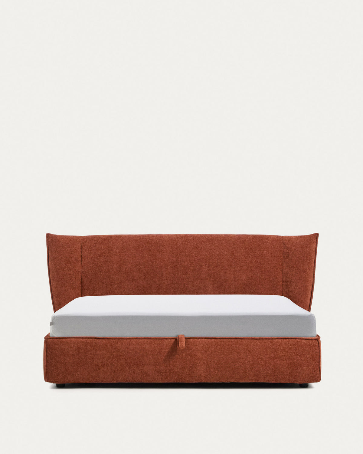 Doppelbett Arvian mit terrakottafarbenem Chenille-Bezug, gepolstertem Kopfteil und ausklappbarem Bettkasten aus Stahl und Holz.
