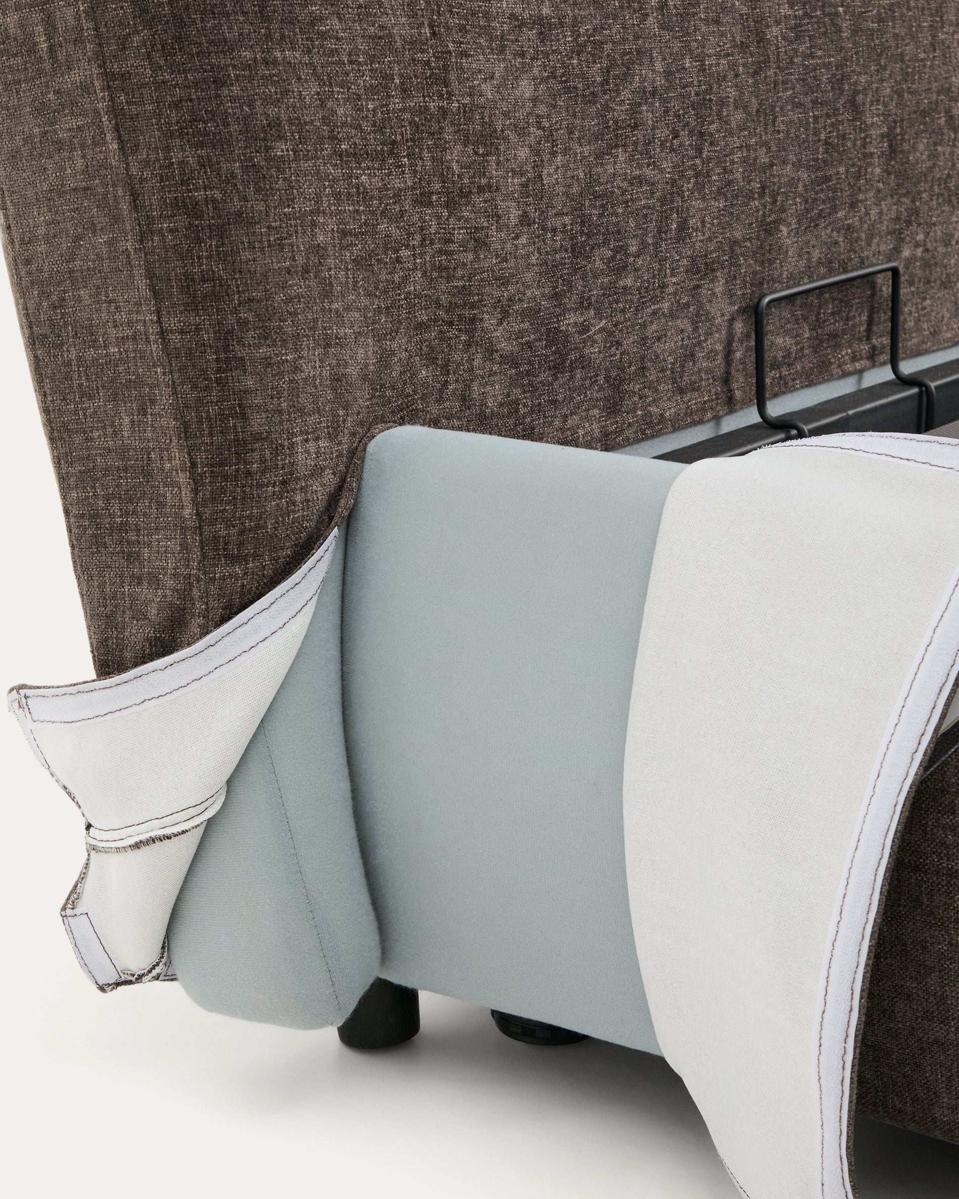 Abziehbares Bett Dafra aus dunkelbrauner Chenille mit Klappbettkasten für eine Matratze von 160 x 200 cm in Braun präsentiert im Onlineshop von KAQTU Design AG. Bett ist von Kave Home