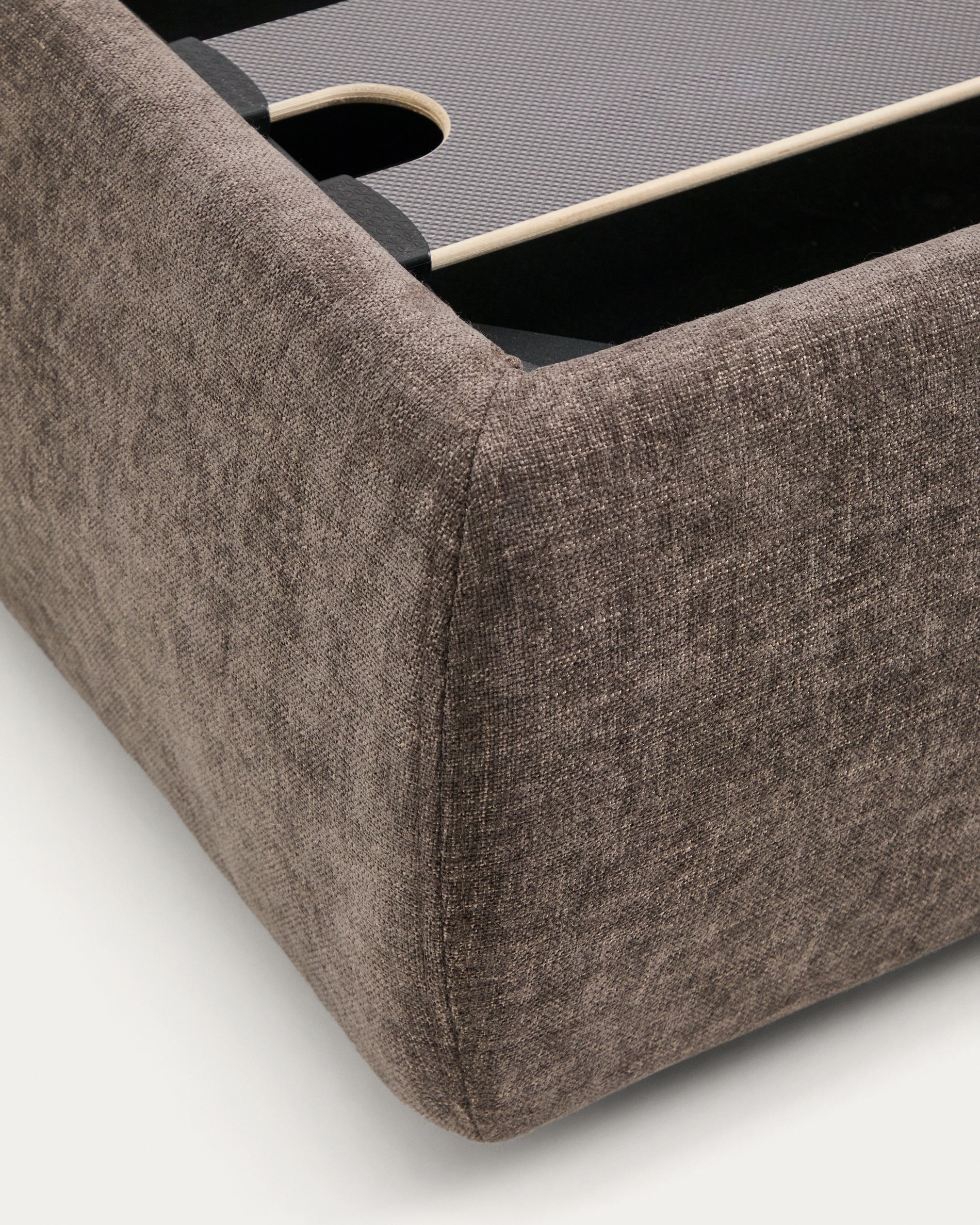 Abziehbares Bett Dafra aus dunkelbrauner Chenille mit Klappbettkasten für eine Matratze von 160 x 200 cm in Braun präsentiert im Onlineshop von KAQTU Design AG. Bett ist von Kave Home
