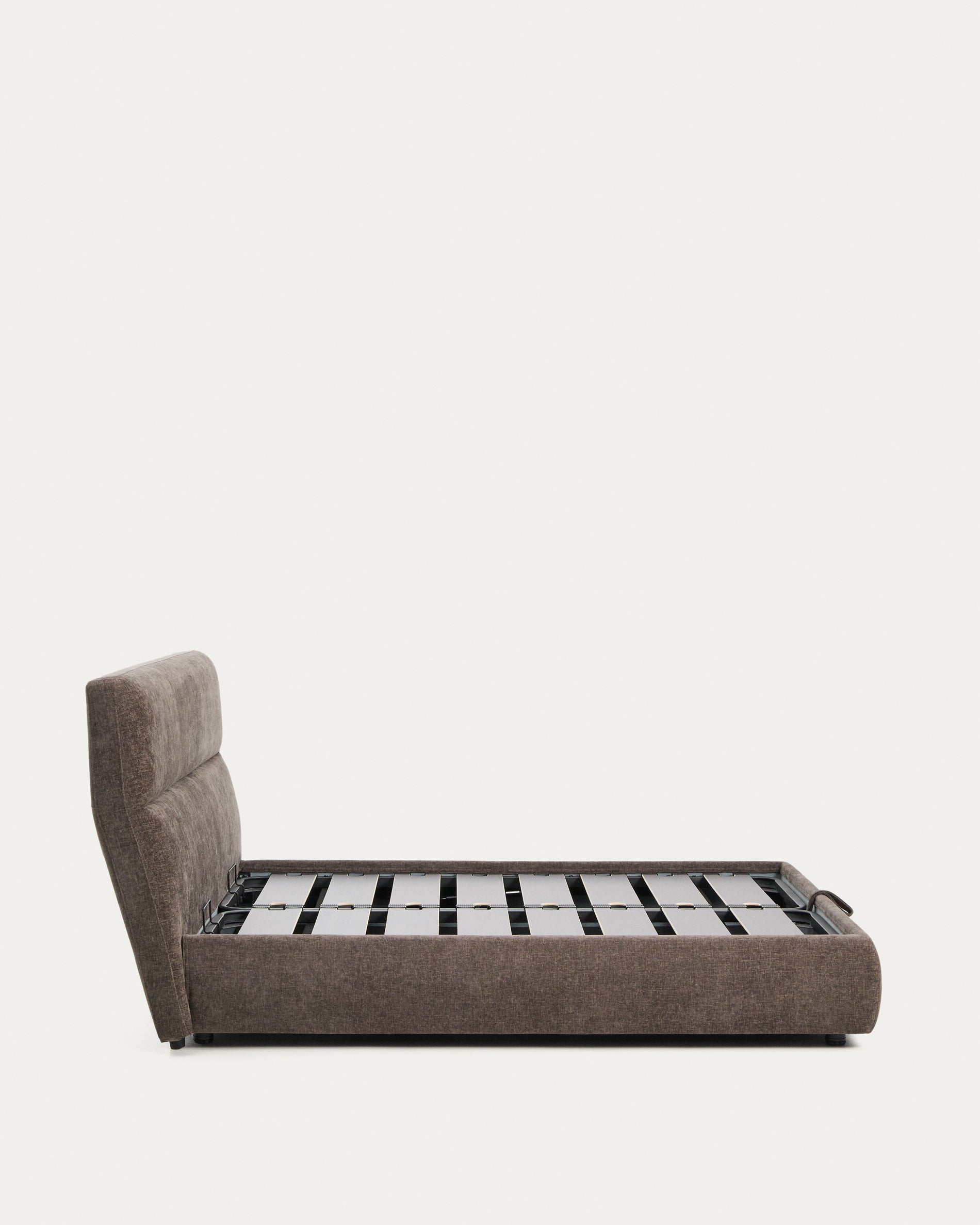 Abziehbares Bett Dafra aus dunkelbrauner Chenille mit Klappbettkasten für eine Matratze von 160 x 200 cm in Braun präsentiert im Onlineshop von KAQTU Design AG. Bett ist von Kave Home