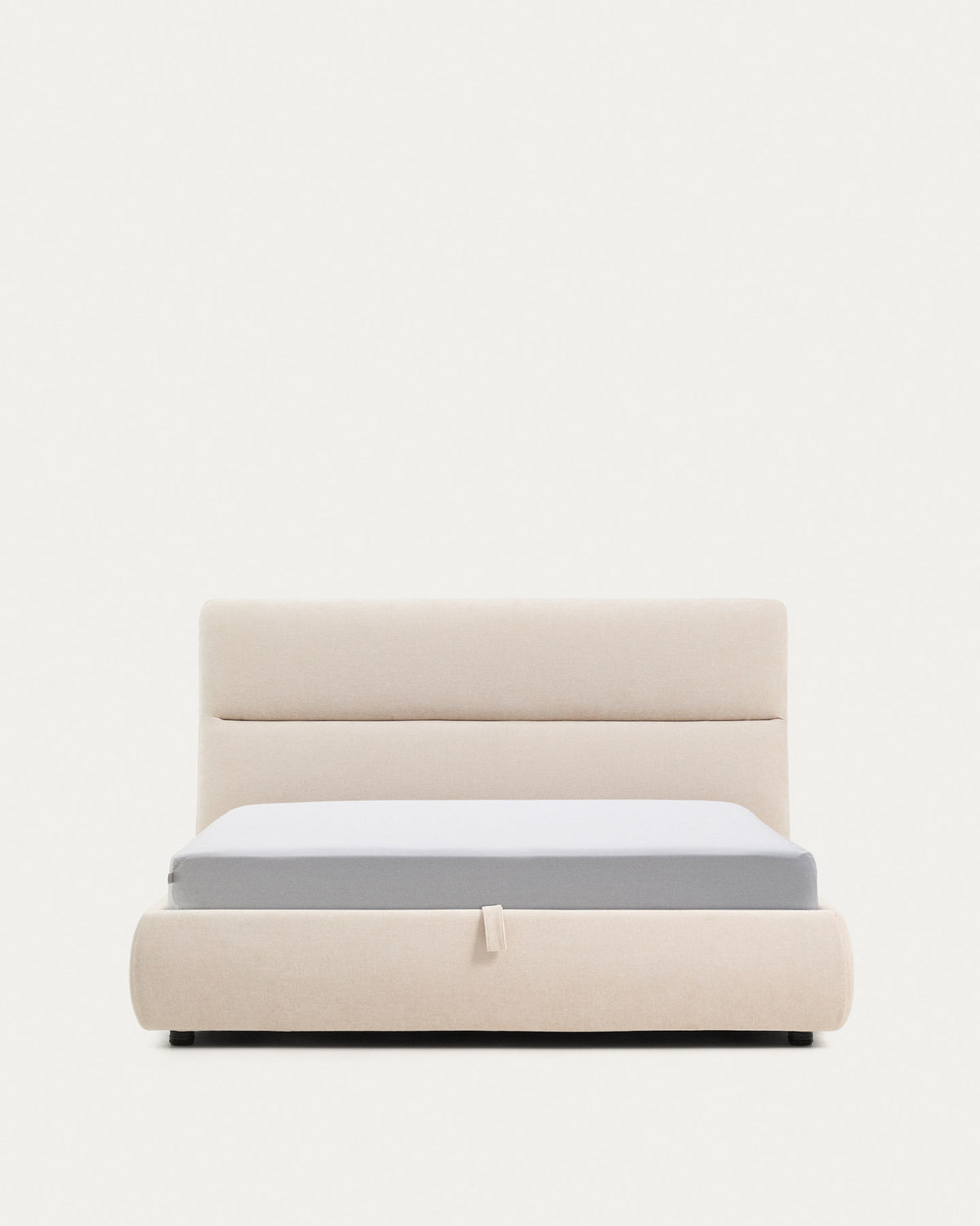 Beiges Bett Dafra aus Chenille-Stoff mit gepolstertem Kopfteil, Metallgestell und geöffnetem Klappbettkasten für Matratze 160x200 cm.