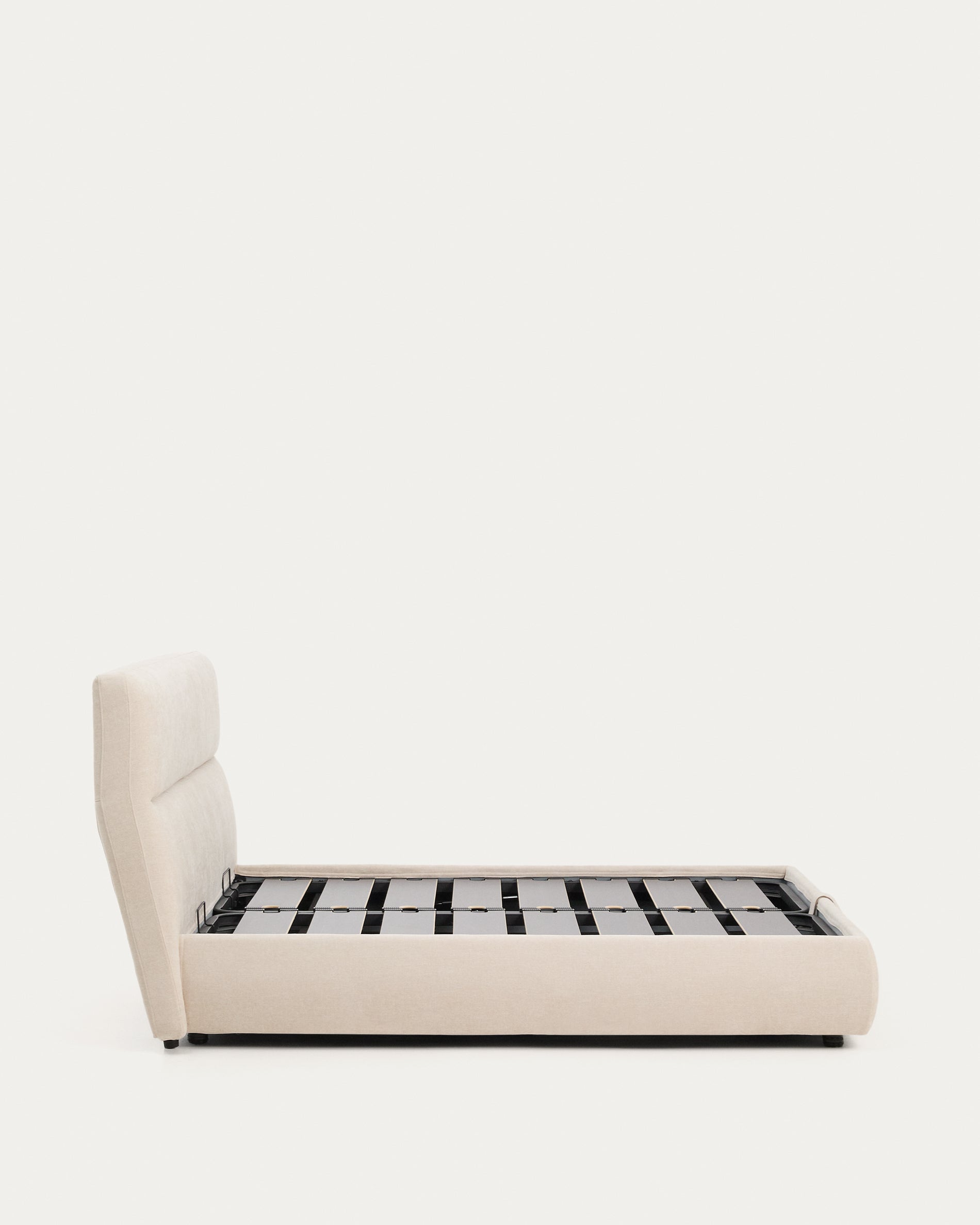 Abziehbares Bett Dafra aus beigefarbener Chenille mit Klappbettkasten für eine Matratze von 160 x 200 cm in Beige präsentiert im Onlineshop von KAQTU Design AG. Bett ist von Kave Home