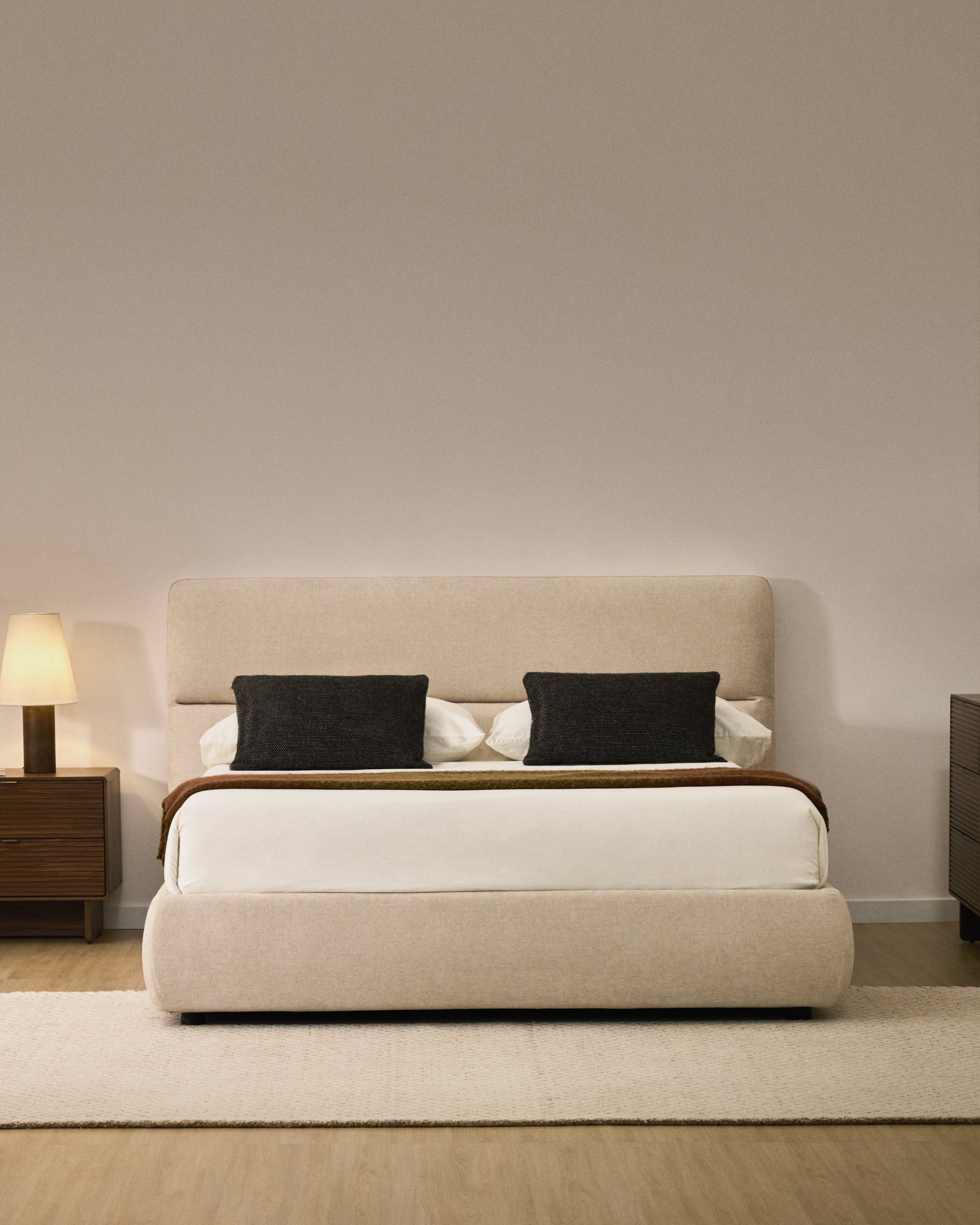 Abziehbares Bett Dafra aus beigefarbener Chenille mit Klappbettkasten für eine Matratze von 160 x 200 cm in Beige präsentiert im Onlineshop von KAQTU Design AG. Bett ist von Kave Home