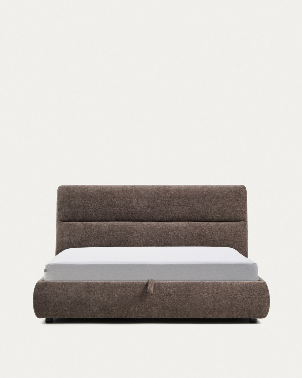 Doppelbett Dafra von Kave Home mit dunkelbraunem Chenille-Bezug, Klappbettkasten und Stauraum, Rahmen aus Holz und Stahl für Matratzen 180x200 cm.