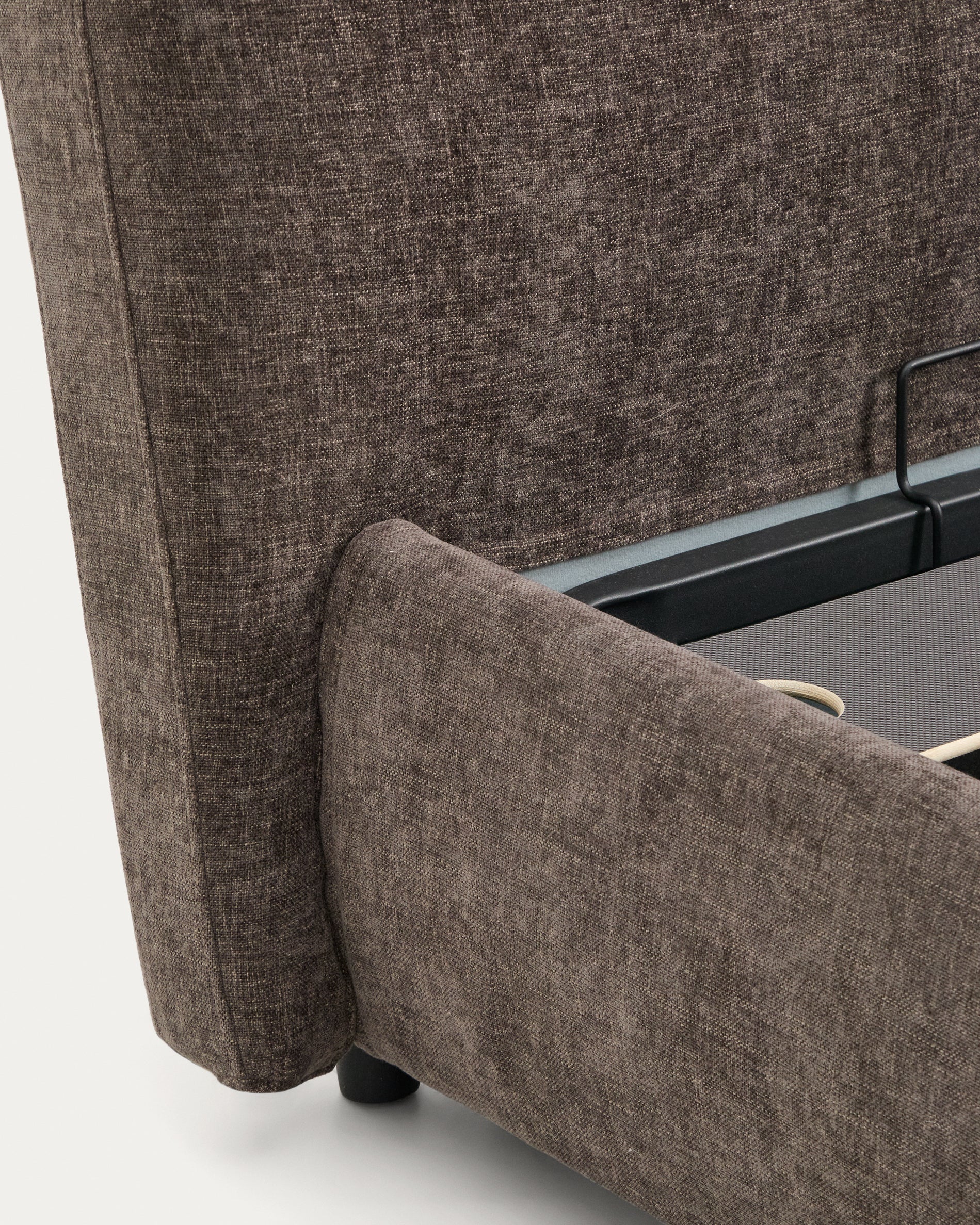 Abziehbares Bett Dafra aus dunkelbrauner Chenille mit Klappbettkasten für eine Matratze von 180 x 200 cm in Braun präsentiert im Onlineshop von KAQTU Design AG. Bett ist von Kave Home