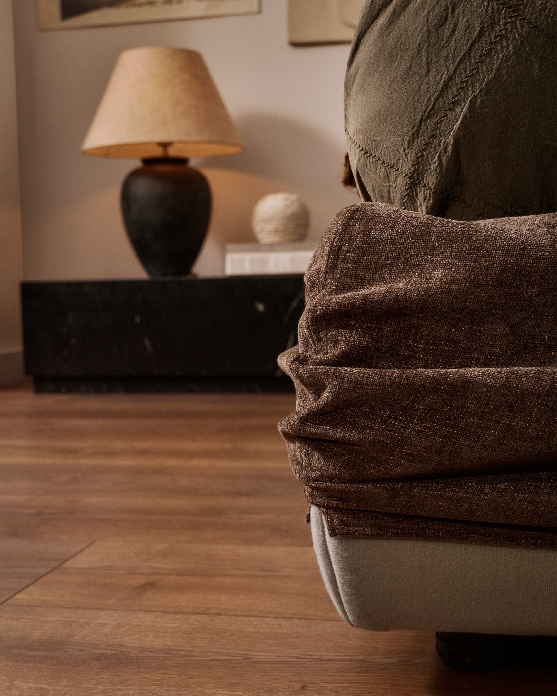 Abziehbares Bett Dafra aus dunkelbrauner Chenille mit Klappbettkasten für eine Matratze von 180 x 200 cm in Braun präsentiert im Onlineshop von KAQTU Design AG. Bett ist von Kave Home