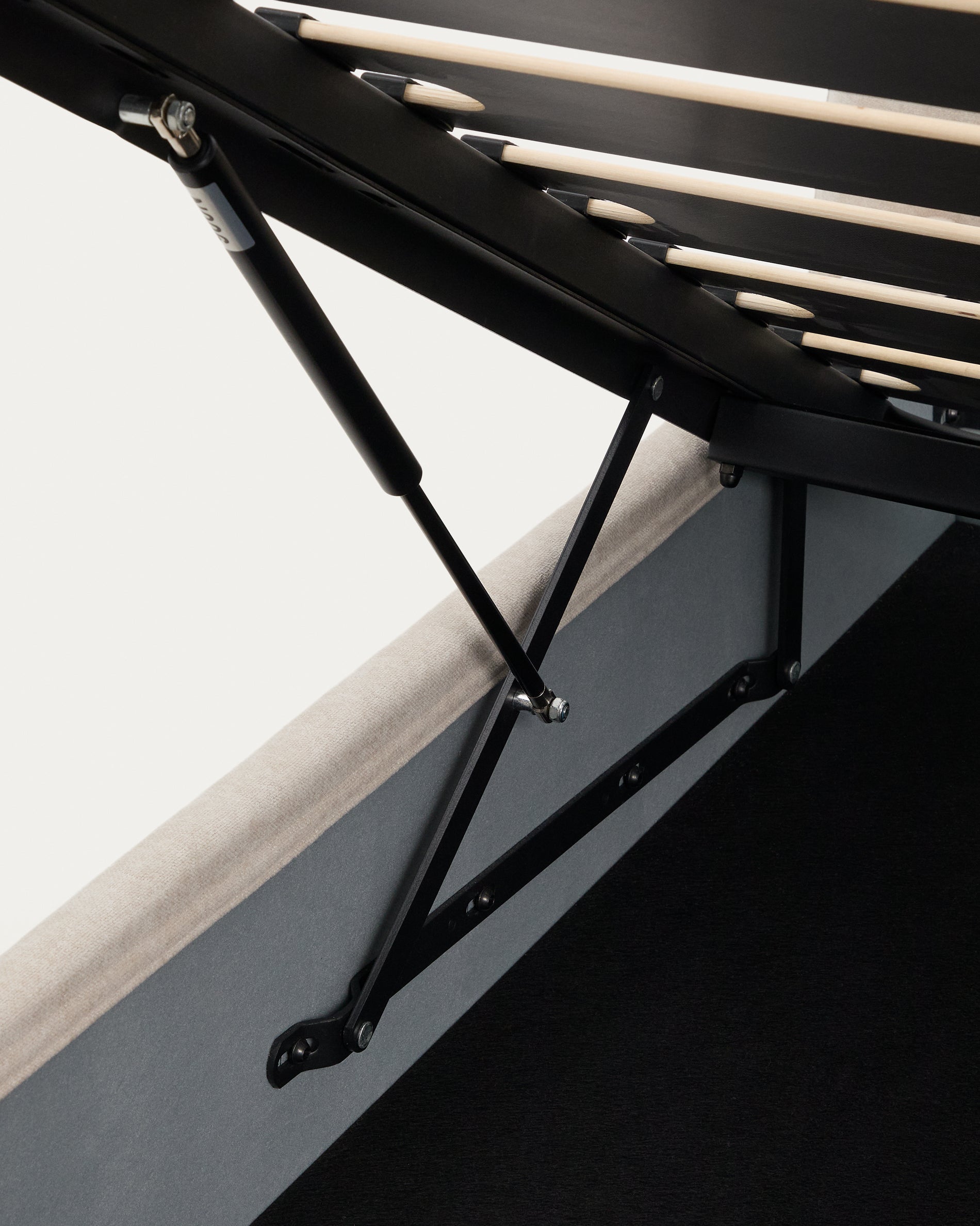 Abziehbares Bett Dafra aus beigefarbener Chenille mit Klappbettkasten für eine Matratze von 180 x 200 cm in Beige präsentiert im Onlineshop von KAQTU Design AG. Bett ist von Kave Home