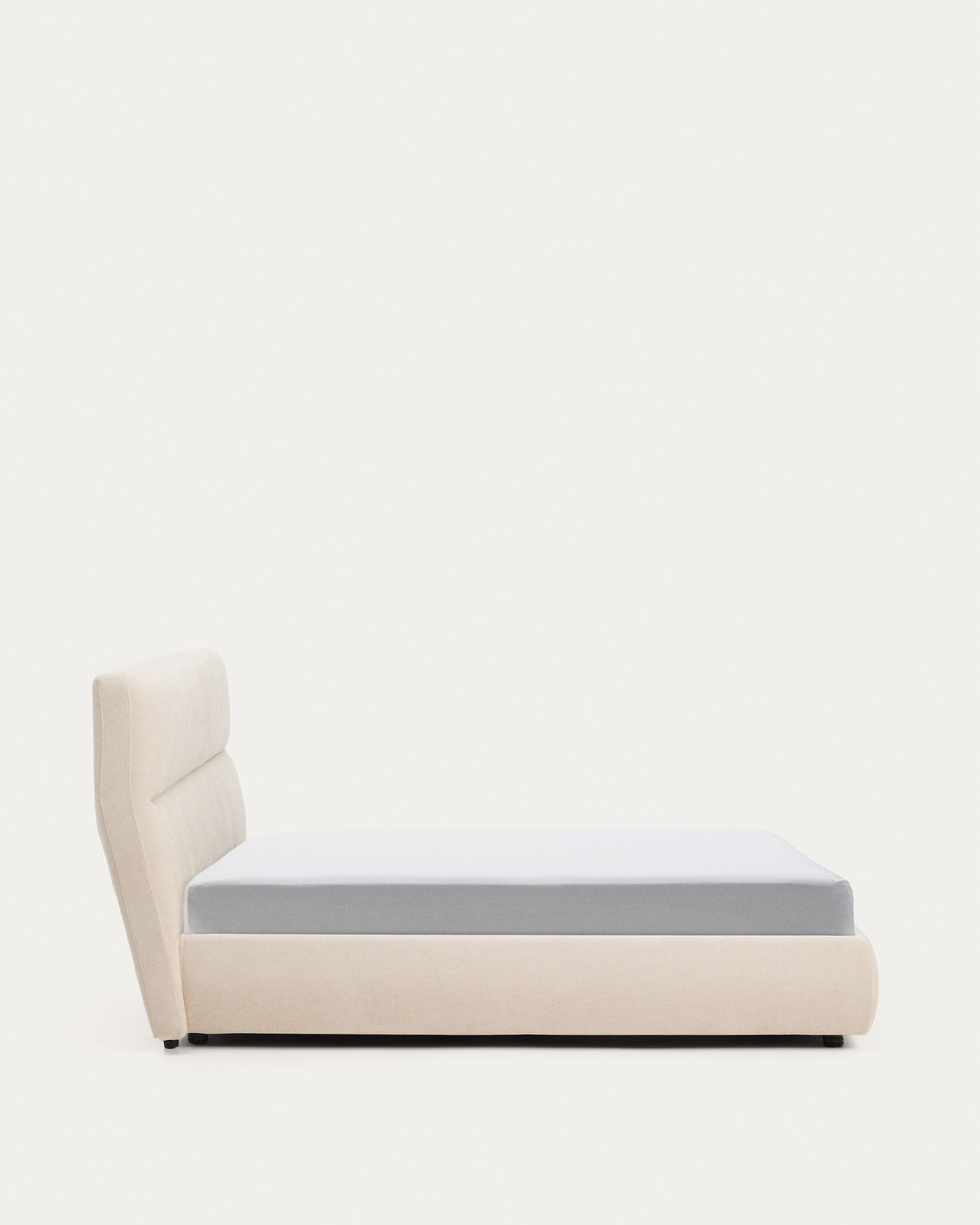 Abziehbares Bett Dafra aus beigefarbener Chenille mit Klappbettkasten für eine Matratze von 180 x 200 cm in Beige präsentiert im Onlineshop von KAQTU Design AG. Bett ist von Kave Home
