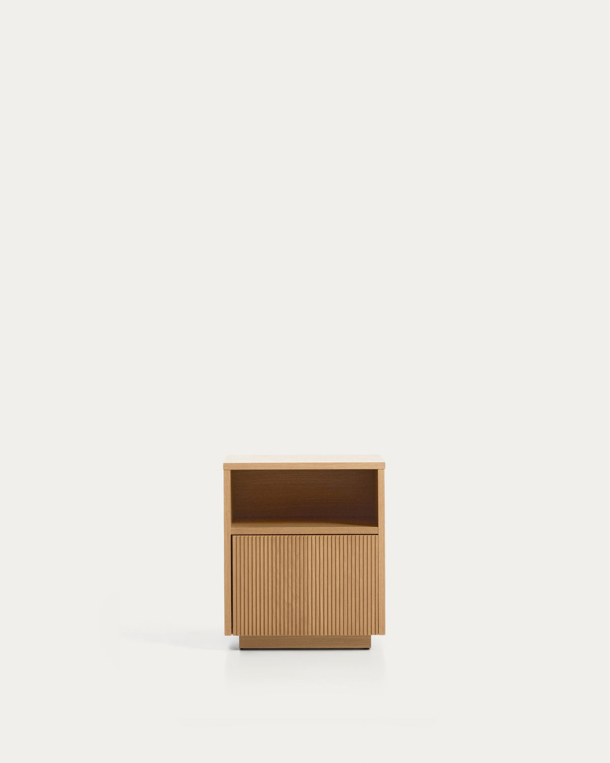 Nachttisch Helvine aus Eichenfurnier mit einer Schublade, 45 x 52 cm, FSC 100 % in Natur präsentiert im Onlineshop von KAQTU Design AG. Nachttisch ist von Kave Home