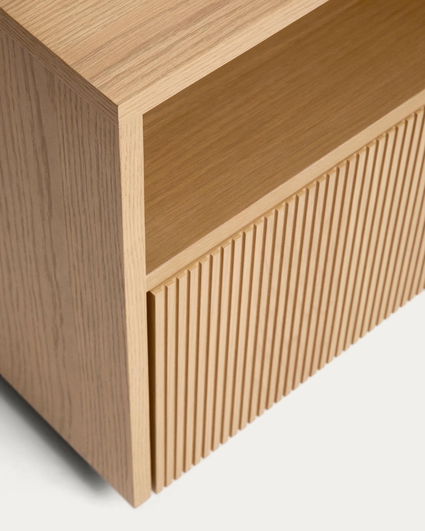 Nachttisch Helvine aus Eichenfurnier mit einer Schublade, 45 x 52 cm, FSC 100 % in Natur präsentiert im Onlineshop von KAQTU Design AG. Nachttisch ist von Kave Home