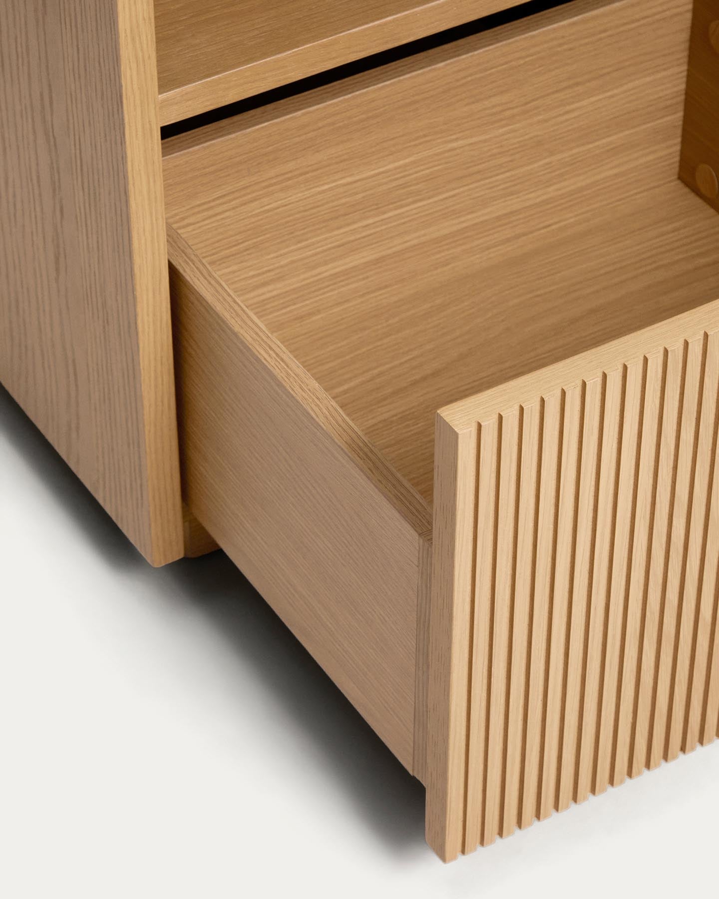 Nachttisch Helvine aus Eichenfurnier mit einer Schublade, 45 x 52 cm, FSC 100 % in Natur präsentiert im Onlineshop von KAQTU Design AG. Nachttisch ist von Kave Home