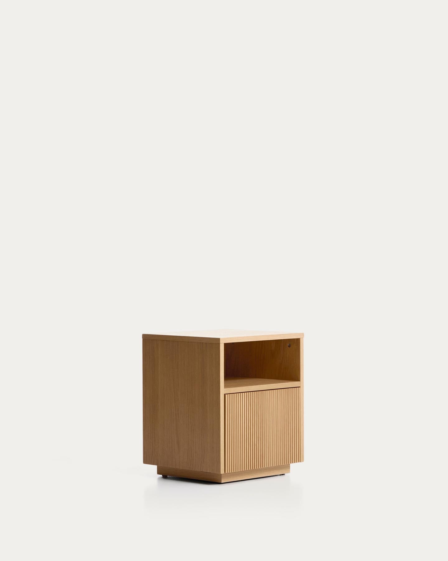 Nachttisch Helvine aus Eichenfurnier mit einer Schublade, 45 x 52 cm, FSC 100 % in Natur präsentiert im Onlineshop von KAQTU Design AG. Nachttisch ist von Kave Home