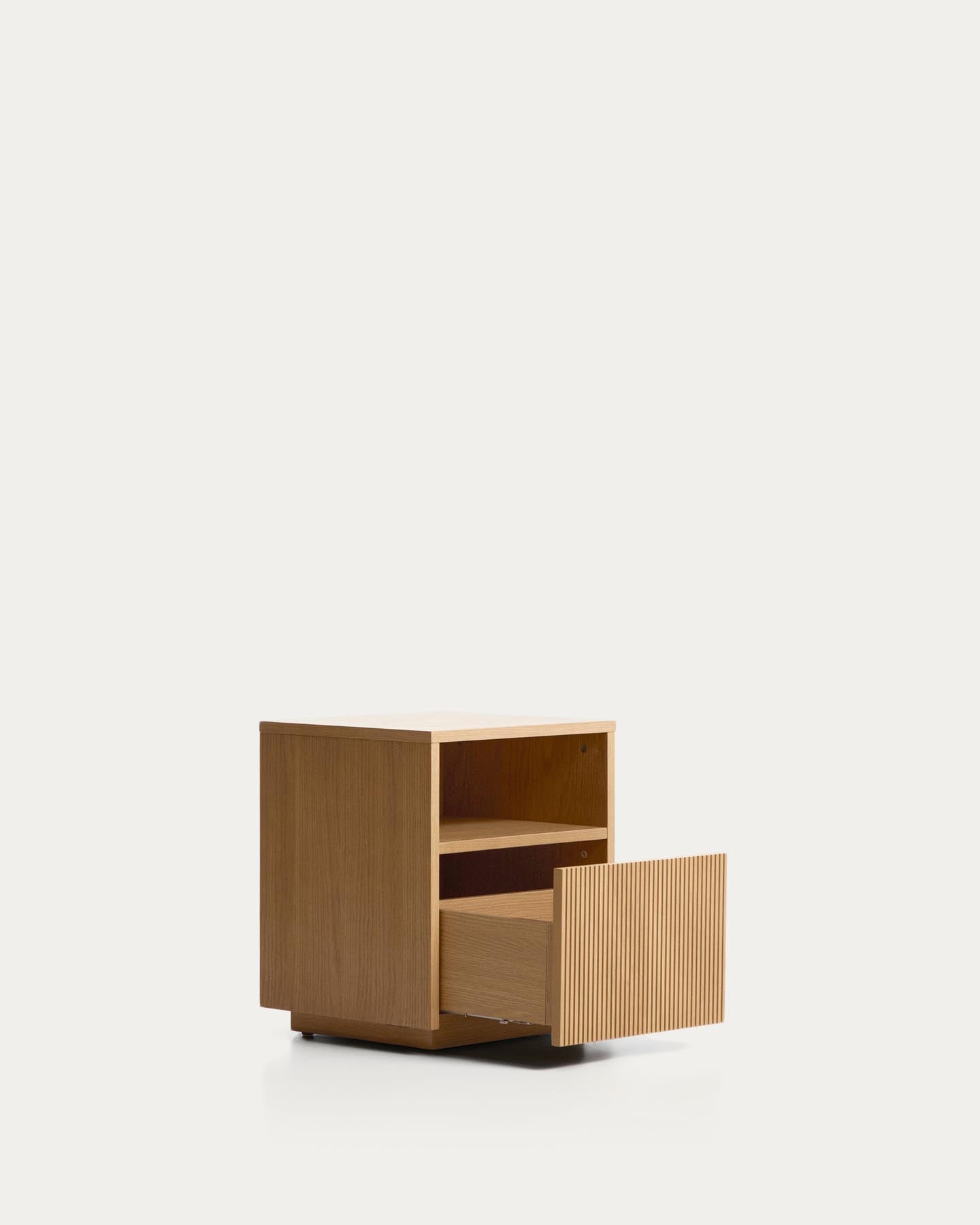 Nachttisch Helvine aus Eichenfurnier mit einer Schublade, 45 x 52 cm, FSC 100 % in Natur präsentiert im Onlineshop von KAQTU Design AG. Nachttisch ist von Kave Home