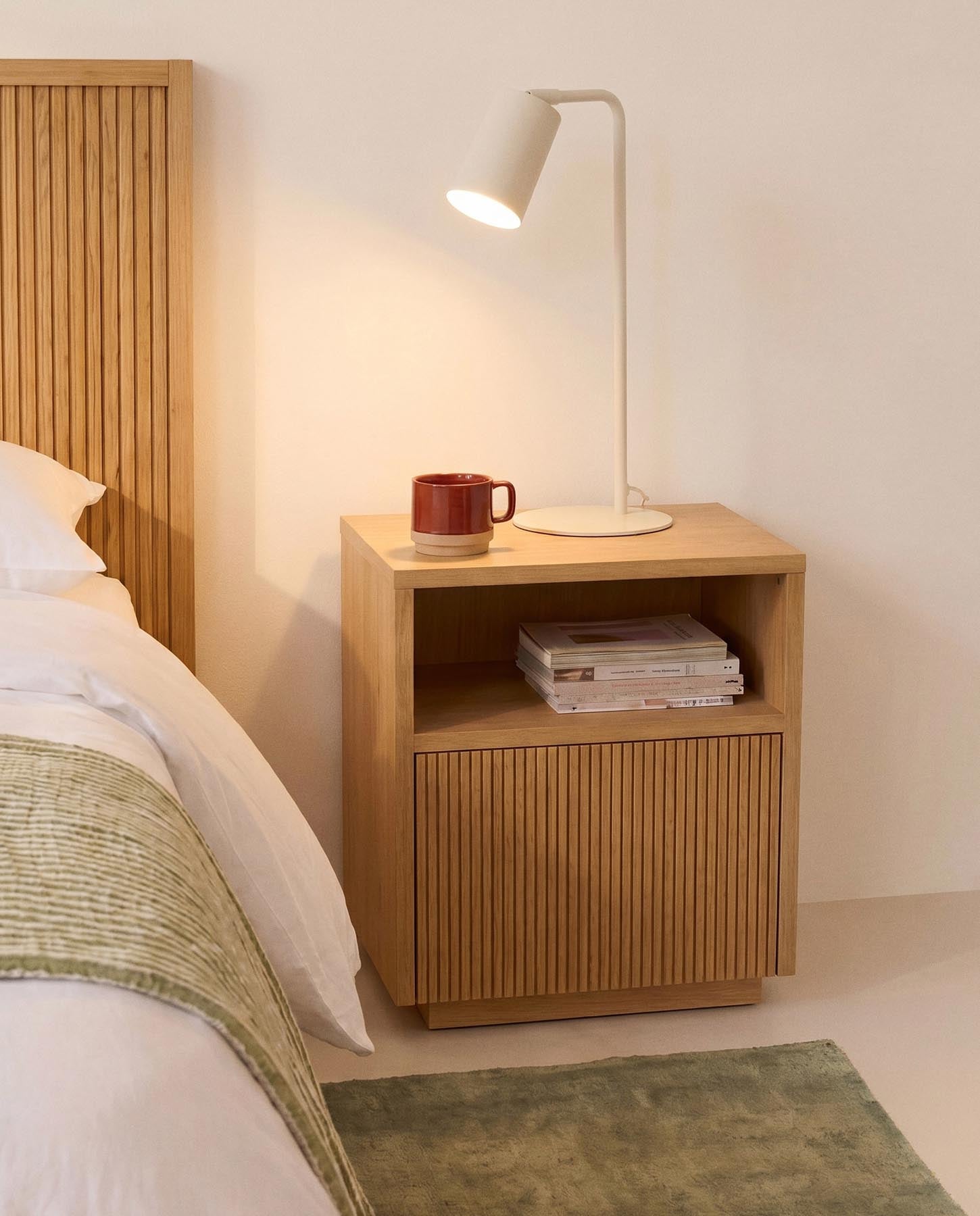 Nachttisch Helvine aus Eichenfurnier mit einer Schublade, 45 x 52 cm, FSC 100 % in Natur präsentiert im Onlineshop von KAQTU Design AG. Nachttisch ist von Kave Home