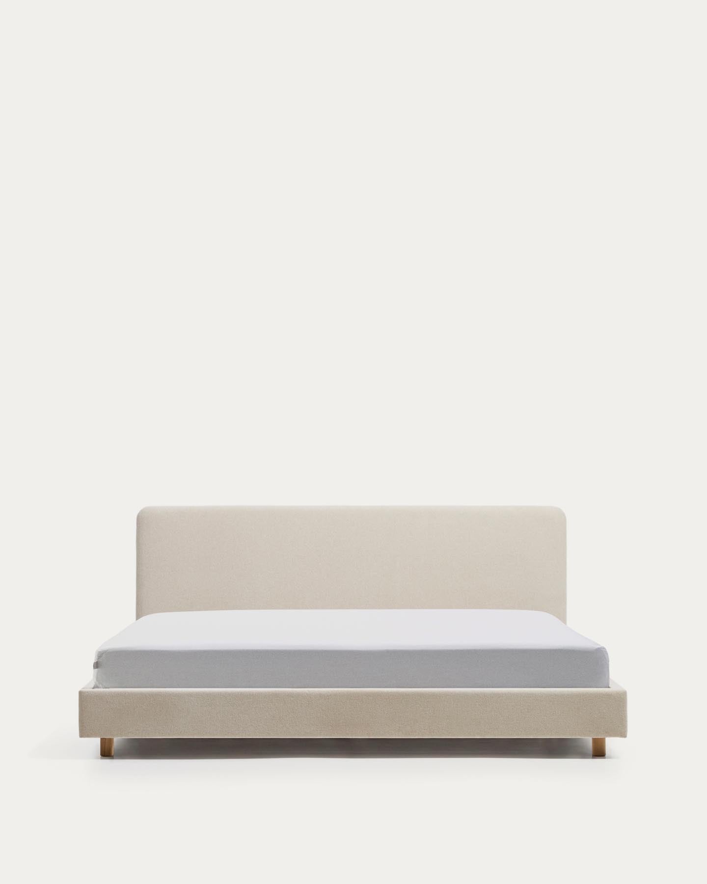 Bett Selven in beiger Chenille für Matratzen 180 x 200 cm in Beige präsentiert im Onlineshop von KAQTU Design AG. Bett ist von Kave Home