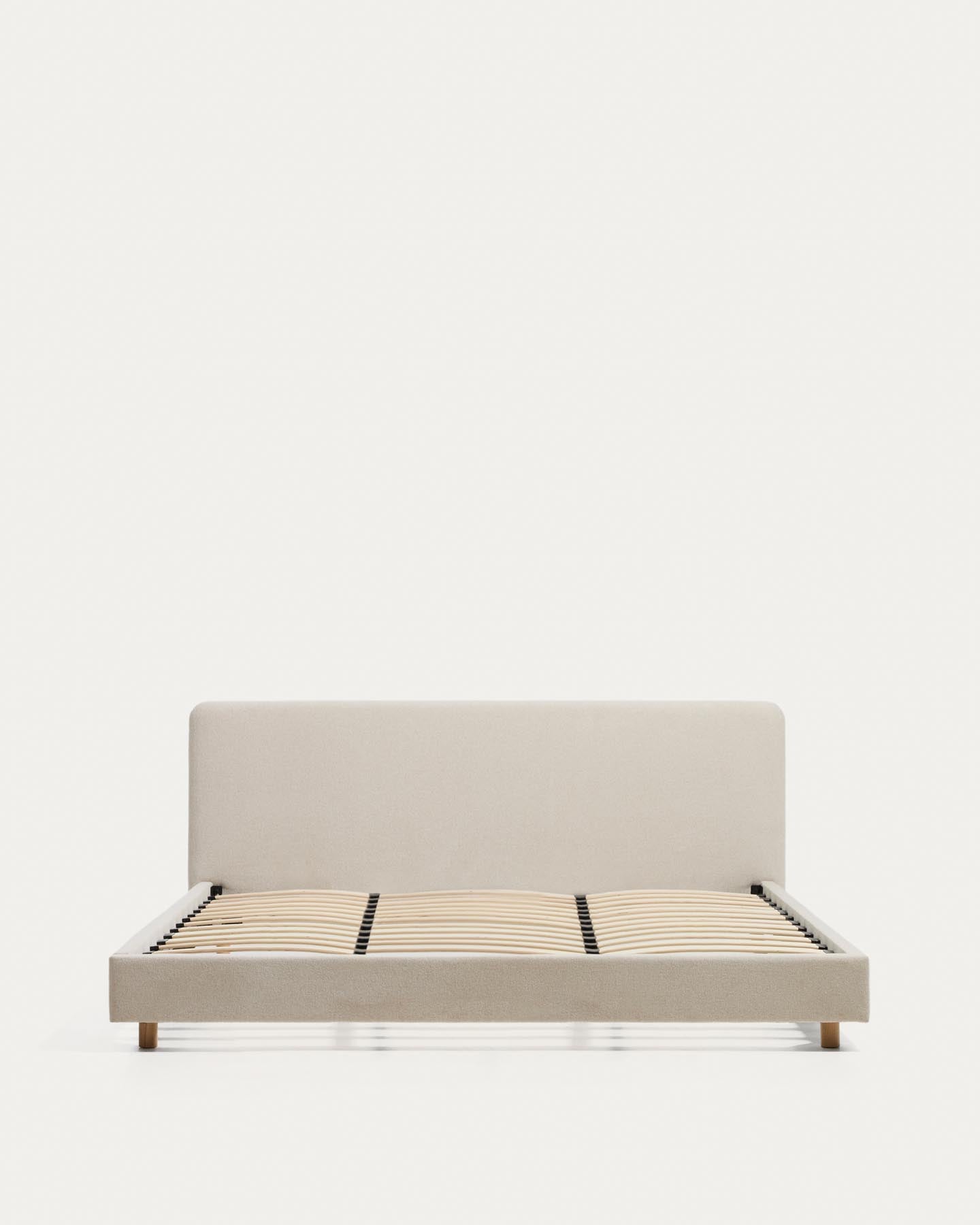 Bett Selven in beiger Chenille für Matratzen 180 x 200 cm in Beige präsentiert im Onlineshop von KAQTU Design AG. Bett ist von Kave Home