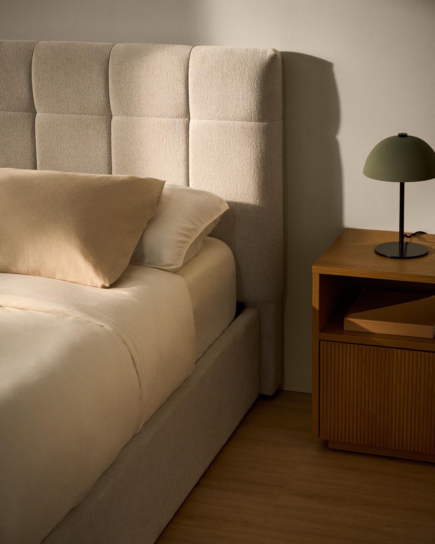 Bett mit klappbarem Bettkasten Darnela in moosgrüner Chenille für Matratzen 180 x 200 cm in Beige präsentiert im Onlineshop von KAQTU Design AG. Bett ist von Kave Home