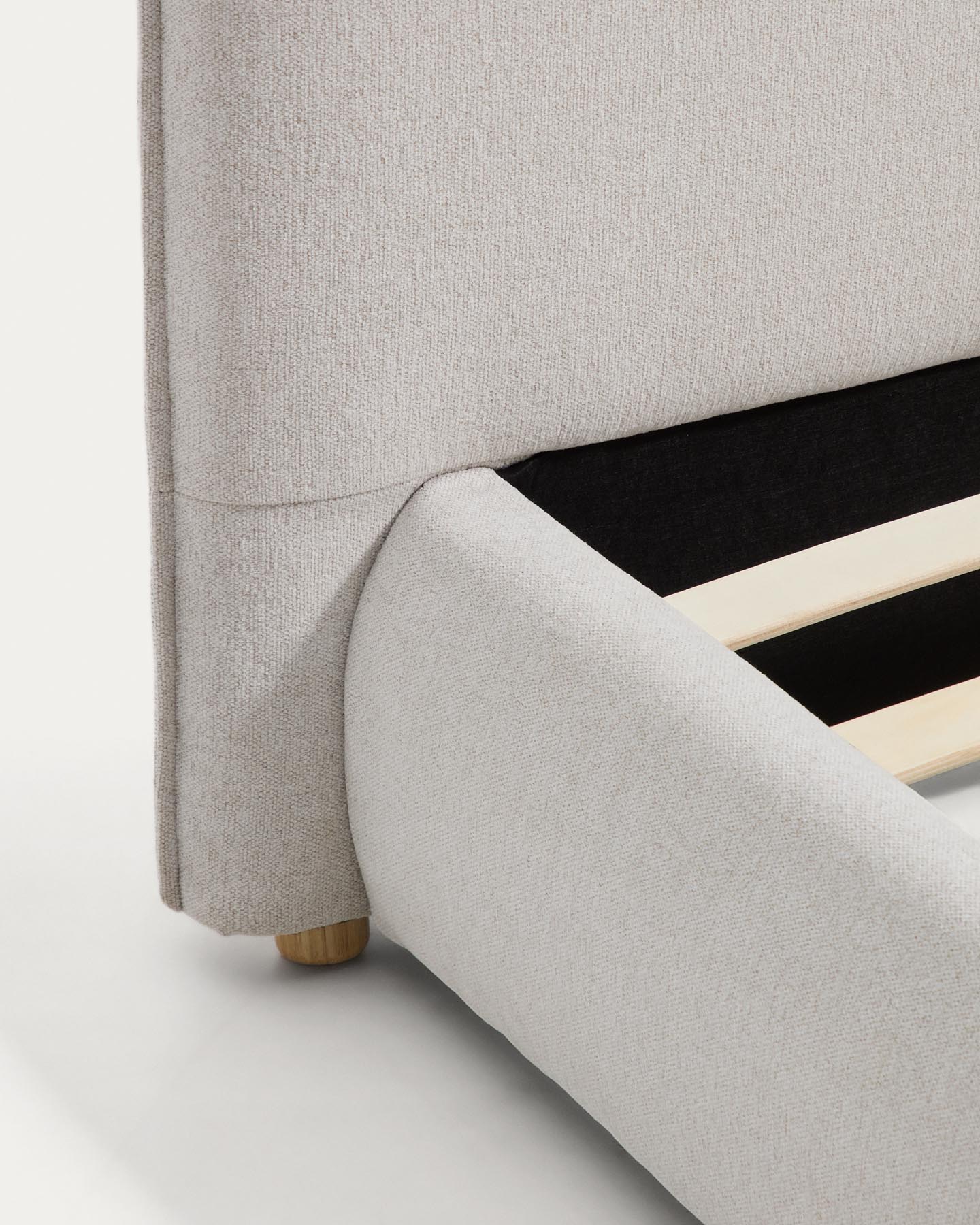 Bett Elerio mit ecrufarbener Chenille für Matratzengrösse 90 x 200 cm in Ecru präsentiert im Onlineshop von KAQTU Design AG. Bett ist von Kave Home