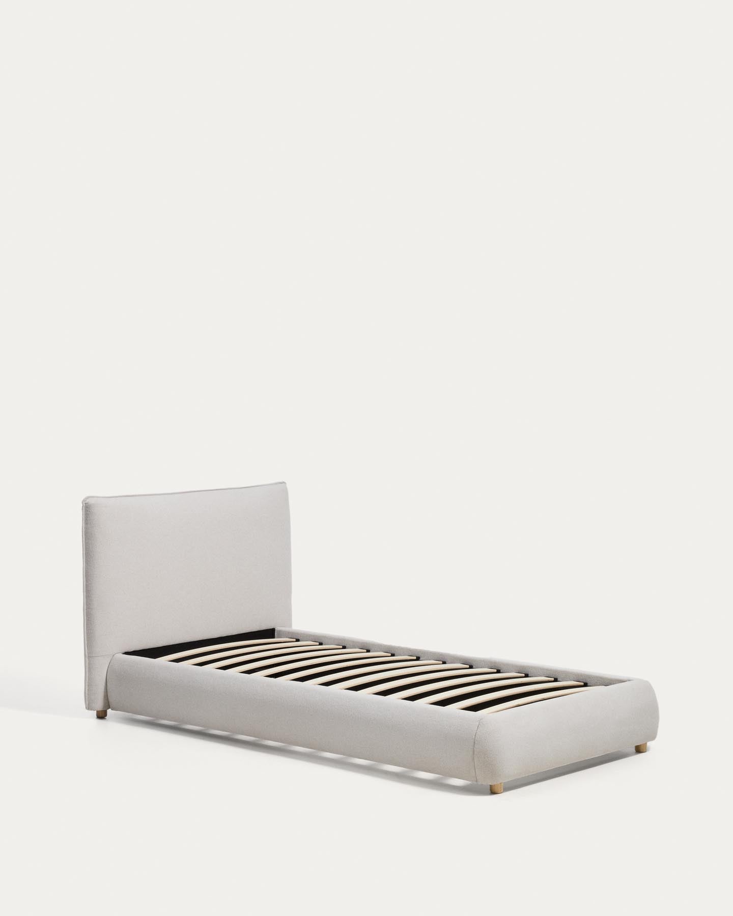 Bett Elerio mit ecrufarbener Chenille für Matratzengrösse 90 x 200 cm in Ecru präsentiert im Onlineshop von KAQTU Design AG. Bett ist von Kave Home