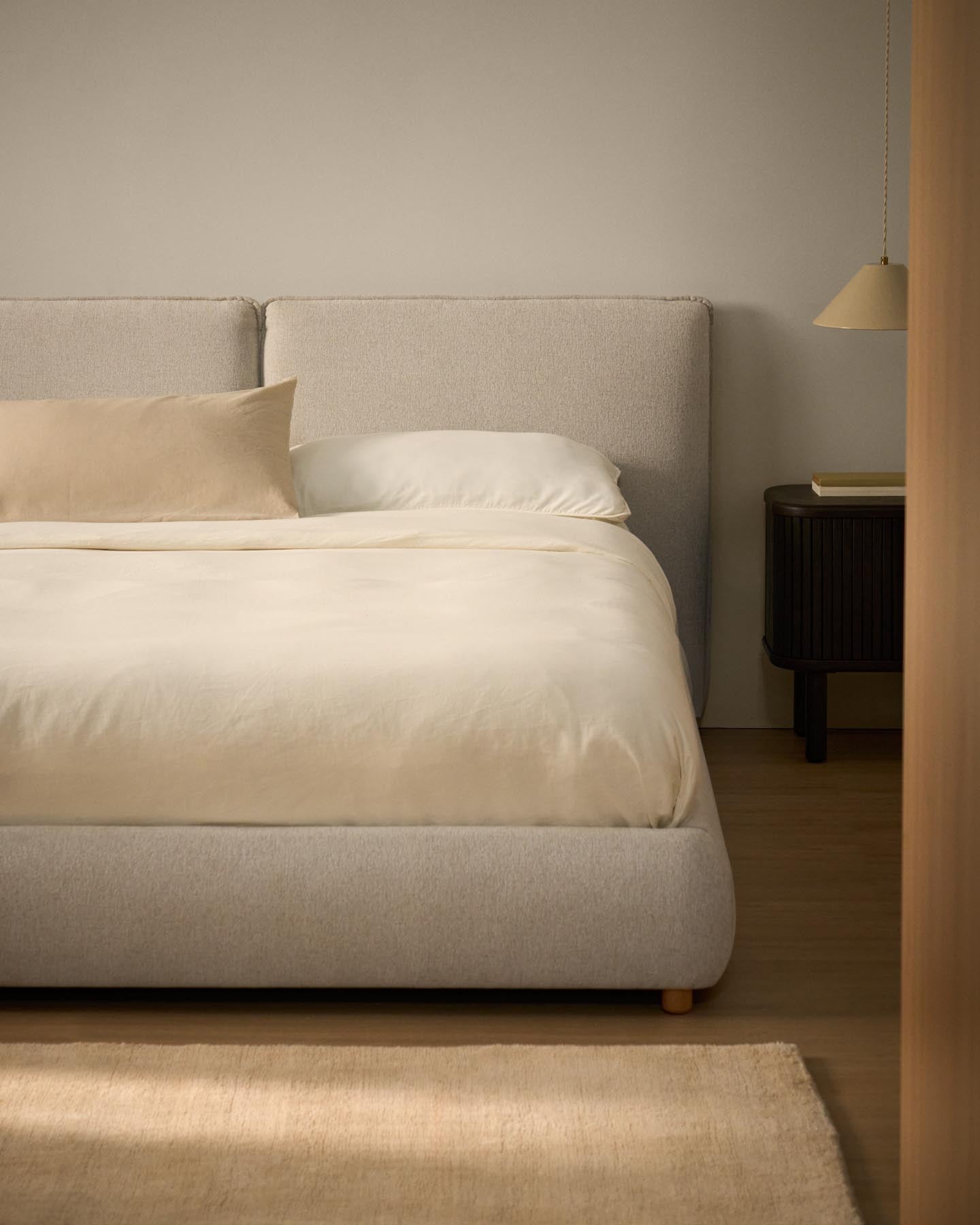 Bett Elerio mit ecrufarbener Chenille für Matratzengrösse 160 x 200 cm in Ecru präsentiert im Onlineshop von KAQTU Design AG. Bett ist von Kave Home