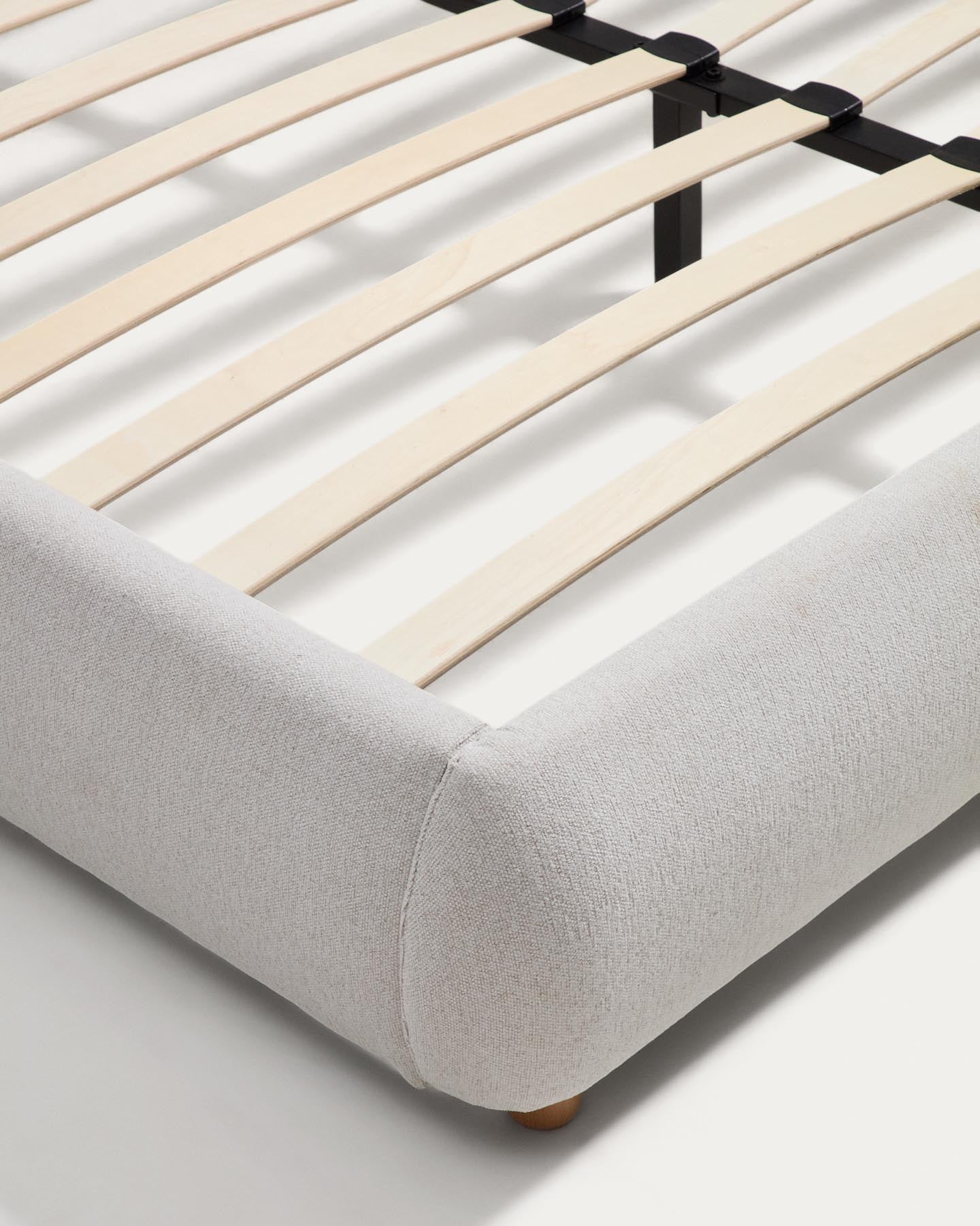 Bett Elerio mit ecrufarbener Chenille für Matratzengrösse 180 x 200 cm in Ecru präsentiert im Onlineshop von KAQTU Design AG. Bett ist von Kave Home