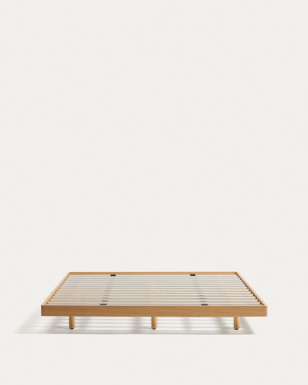 Bettunterbau Norlen aus Eichenfurnier mit naturfarbenem Finish, abgerundete Ecken, neun Holzbeine, sichtbarer Lattenrost, Kave Home