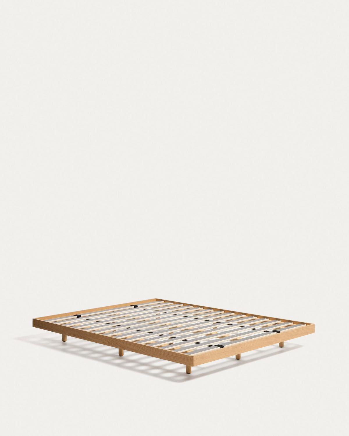 Bettunterbau Norlen aus Eichenfurnier mit naturfarbenem Finish, abgerundete Ecken, neun Holzbeine, sichtbarer Lattenrost, Kave Home