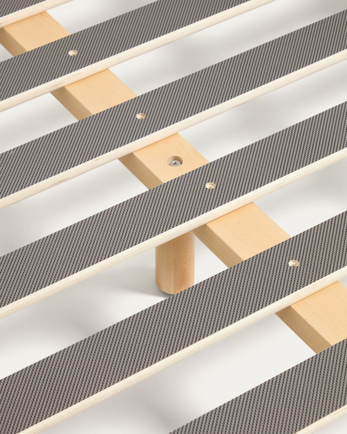Bettunterbau Norlen aus Eichenfurnier mit naturfarbenem Finish, abgerundete Ecken, neun Holzbeine, sichtbarer Lattenrost, Kave Home