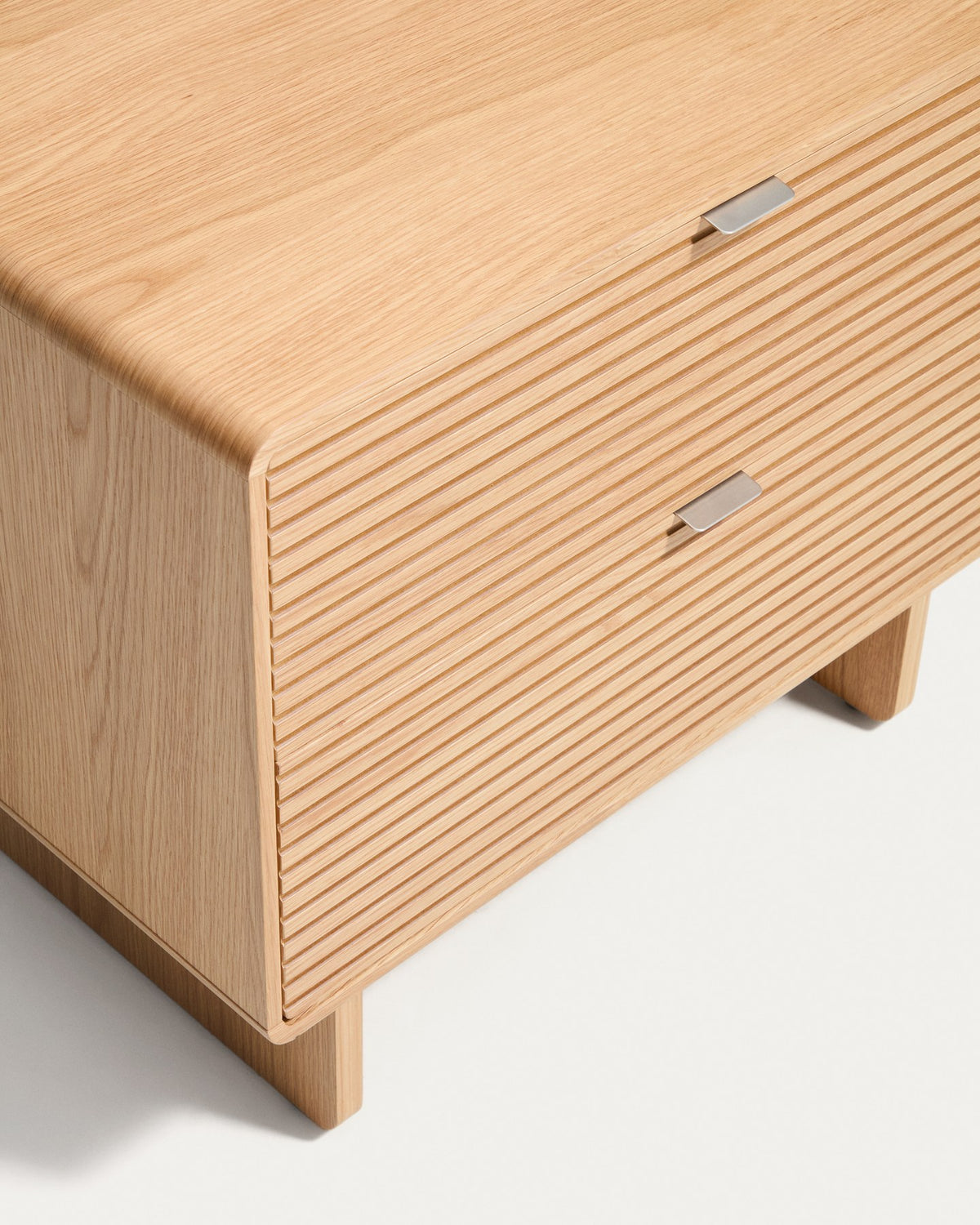 Nachttisch Norlen von Kave Home in Eichenfurnier mit naturfarbenem Finish, zwei Schubladen und satinierten Metallgriffen.