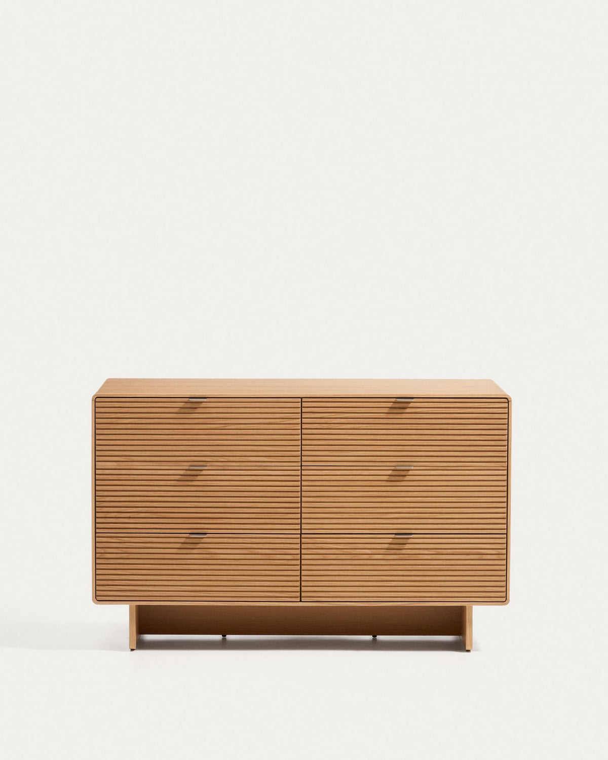 Kommode Norlen von Kave Home in Braun mit Eichenfurnier, 6 Schubladen und Griffen aus gebürstetem Edelstahl, Masse 120 x 75 cm.