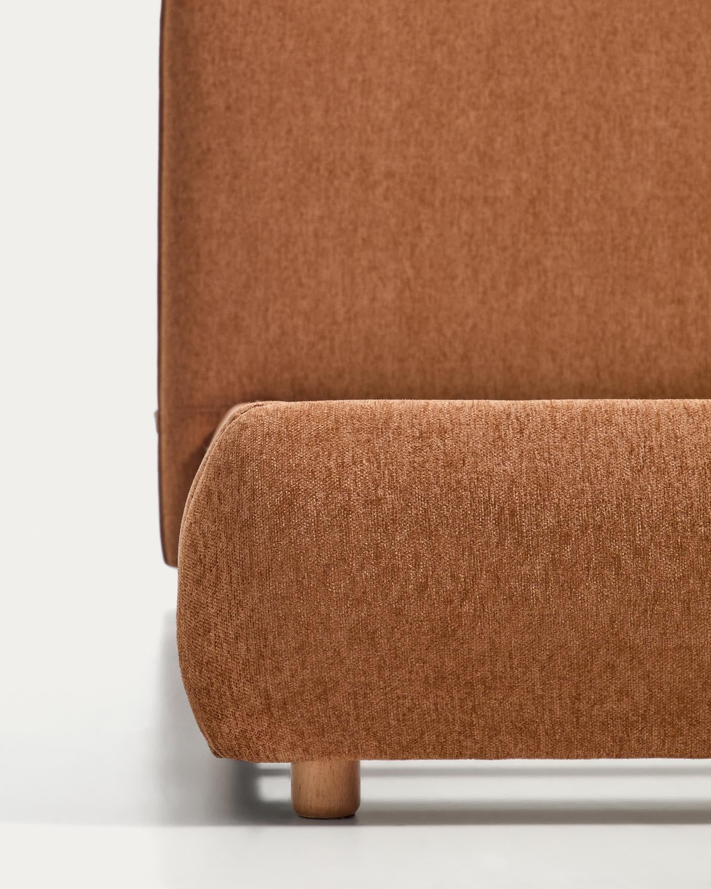 Bett Elerio mit dezent kupferfarbener Chenille für Matratzengrösse 90 x 200 cm in Terrakotta präsentiert im Onlineshop von KAQTU Design AG. Bett ist von Kave Home