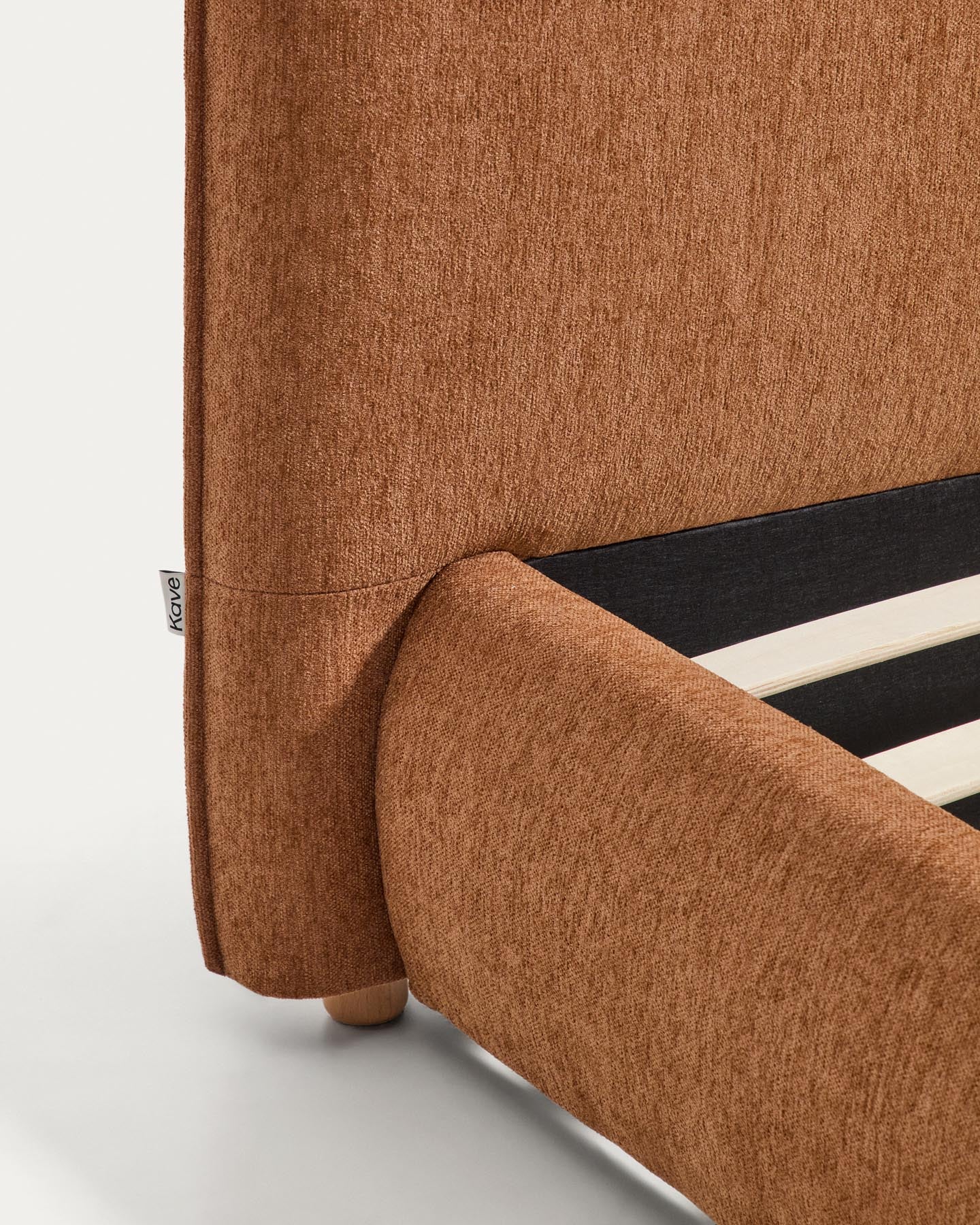 Bett Elerio mit dezent kupferfarbener Chenille für Matratzengrösse 90 x 200 cm in Terrakotta präsentiert im Onlineshop von KAQTU Design AG. Bett ist von Kave Home