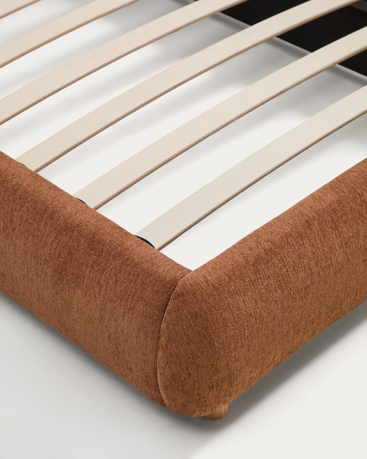 Bett Elerio mit dezent kupferfarbener Chenille für Matratzengrösse 90 x 200 cm in Terrakotta präsentiert im Onlineshop von KAQTU Design AG. Bett ist von Kave Home