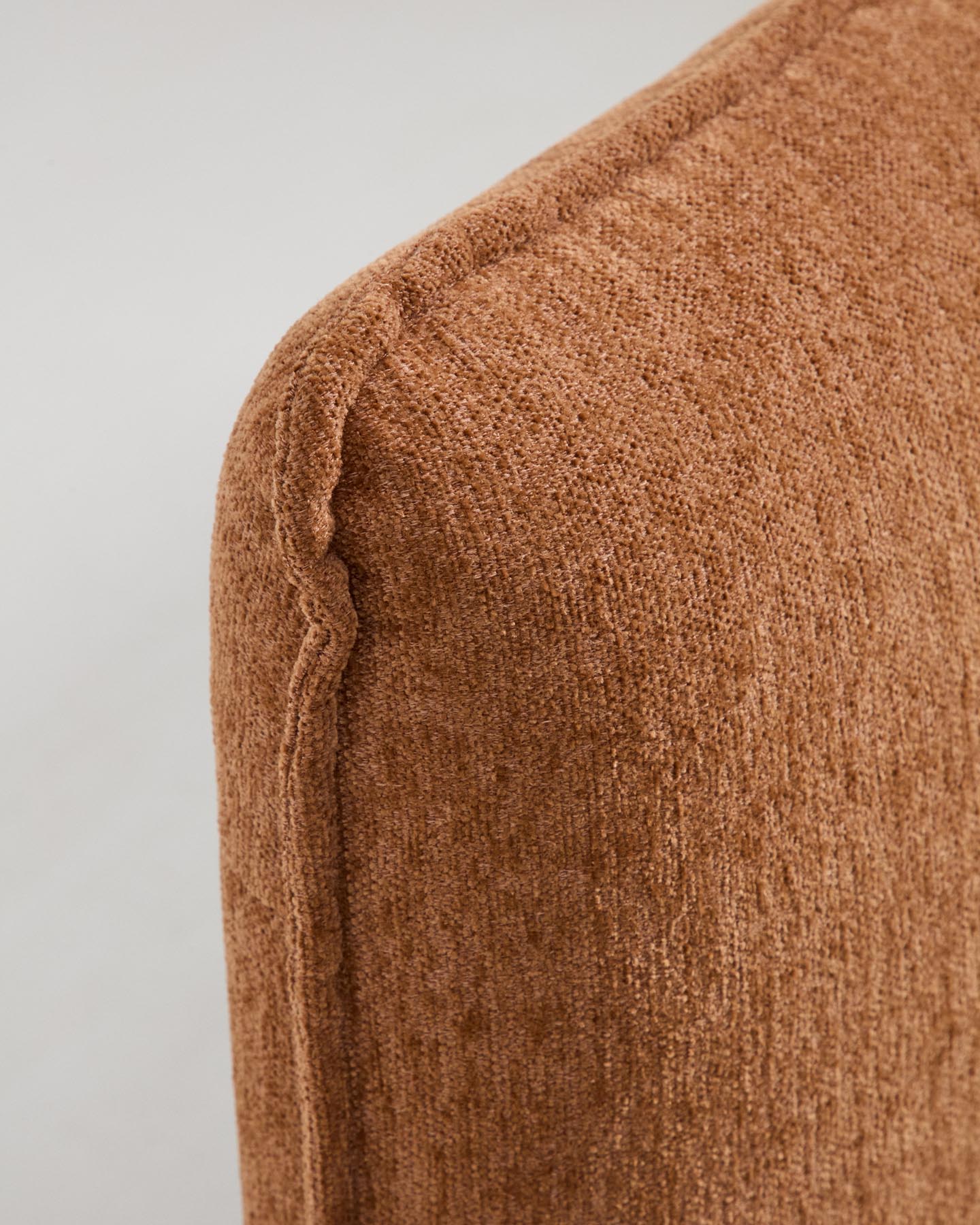 Bett Elerio mit kupferfarbener Chenille für Matratzengrösse 150 x 200 cm in Terrakotta präsentiert im Onlineshop von KAQTU Design AG. Bett ist von Kave Home