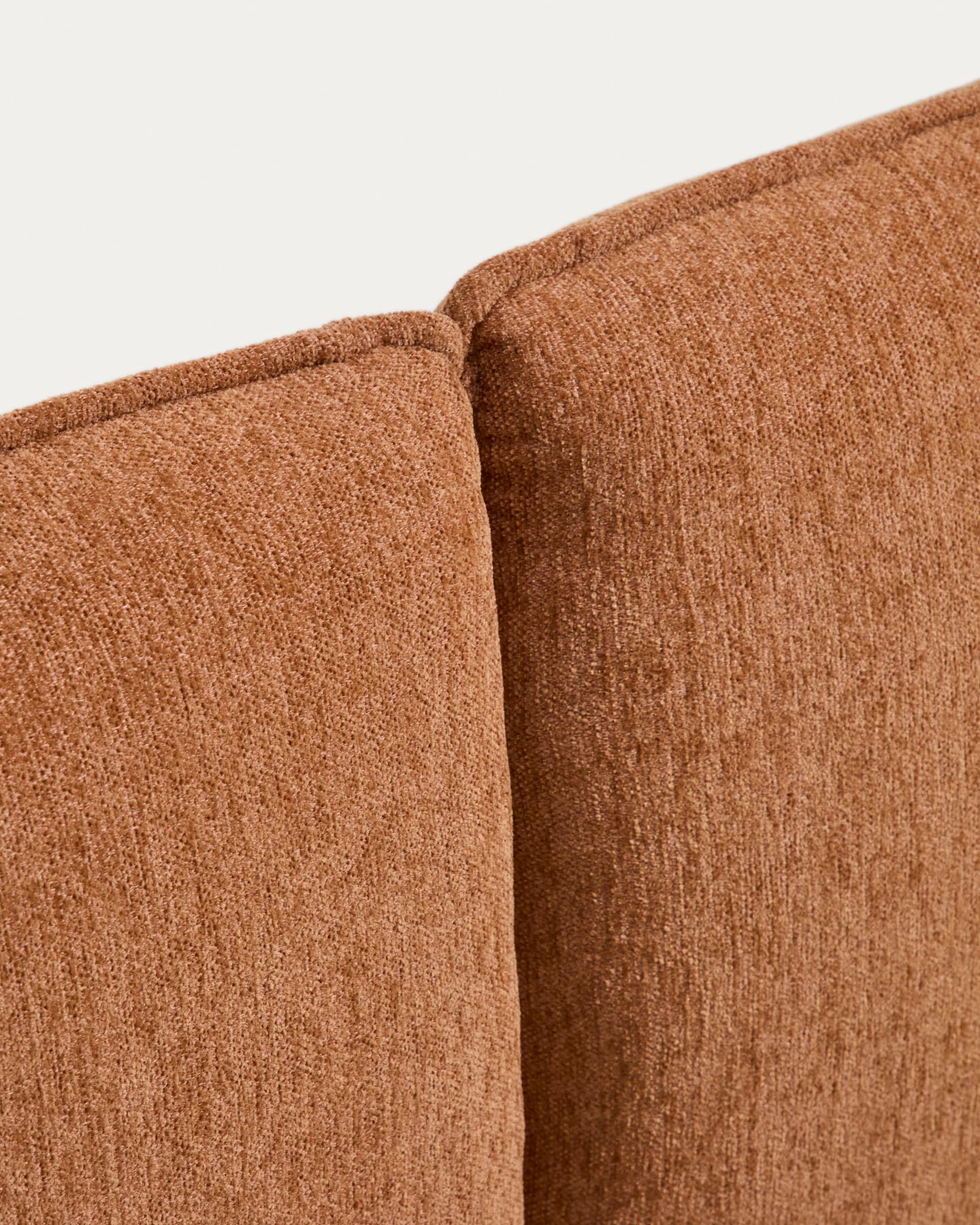 Bett Elerio mit kupferfarbener Chenille für Matratzengrösse 160 x 200 cm in Terrakotta präsentiert im Onlineshop von KAQTU Design AG. Bett ist von Kave Home