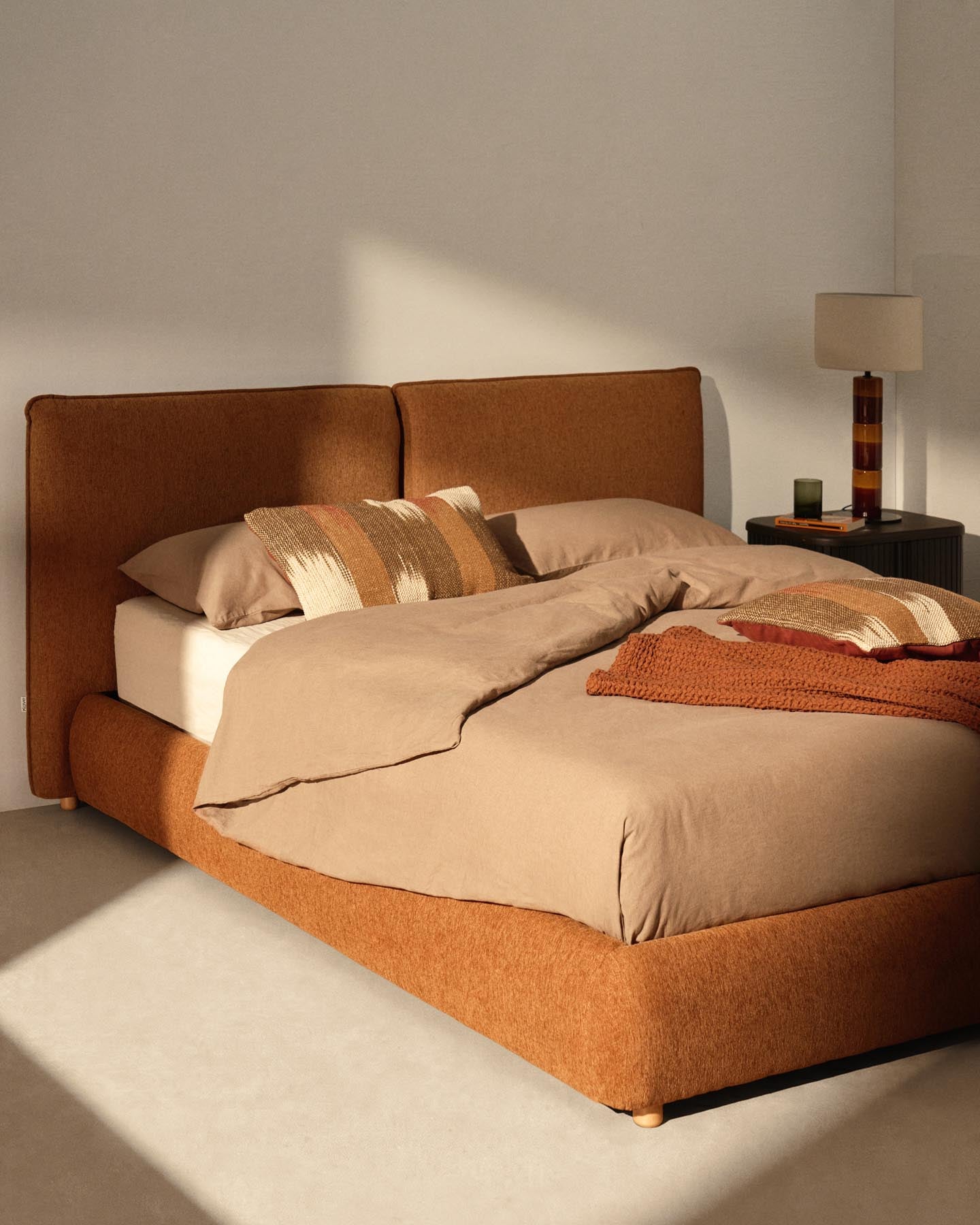 Bett Elerio mit kupferfarbener Chenille für Matratzengrösse 180 x 200 cm in Terrakotta präsentiert im Onlineshop von KAQTU Design AG. Bett ist von Kave Home