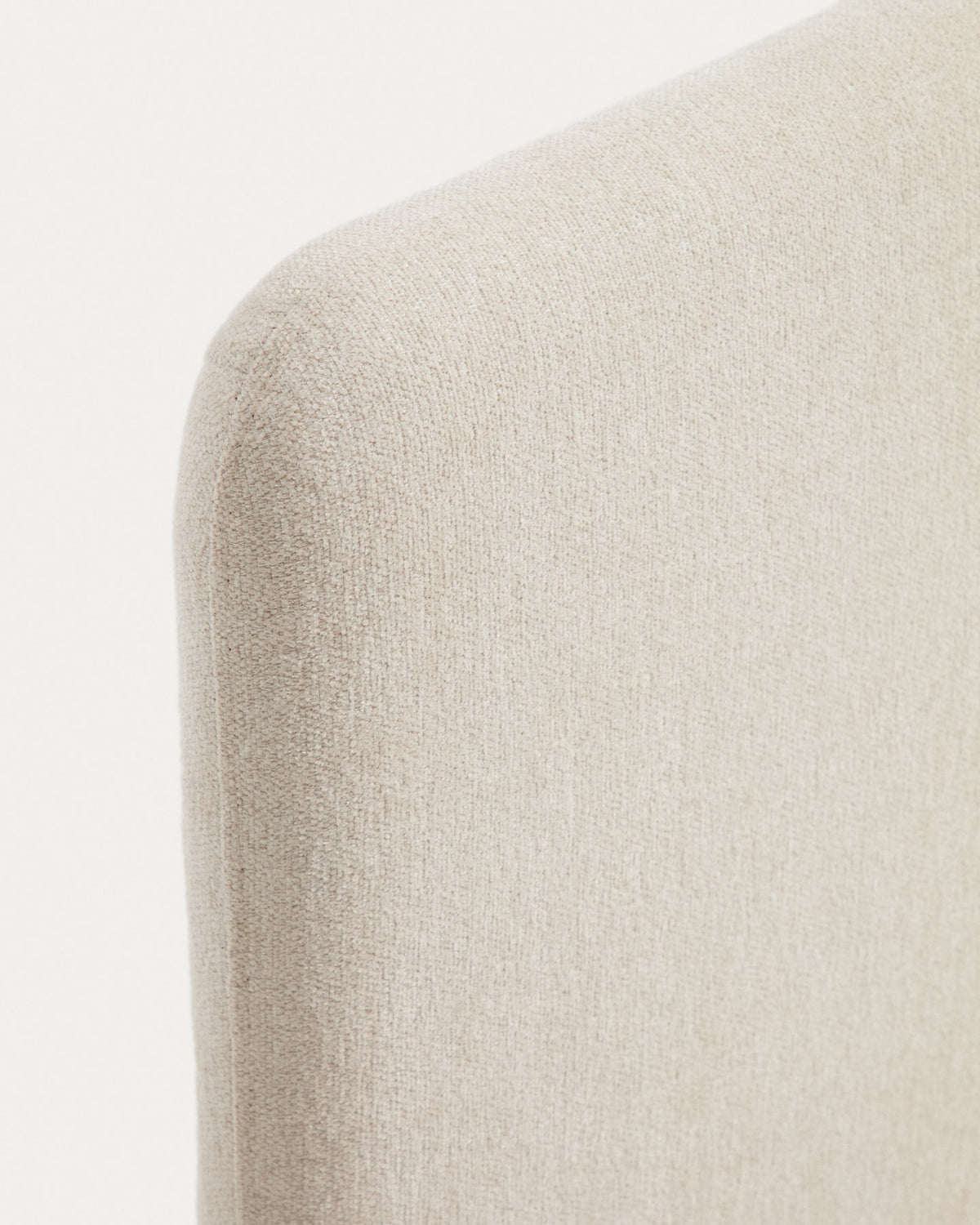 Polsterbett Selven von Kave Home in Beige mit geschwungenem Kopfteil, Chenille-Bezug, Gestell aus Holz und Eisen, Beine aus massivem Buchenholz