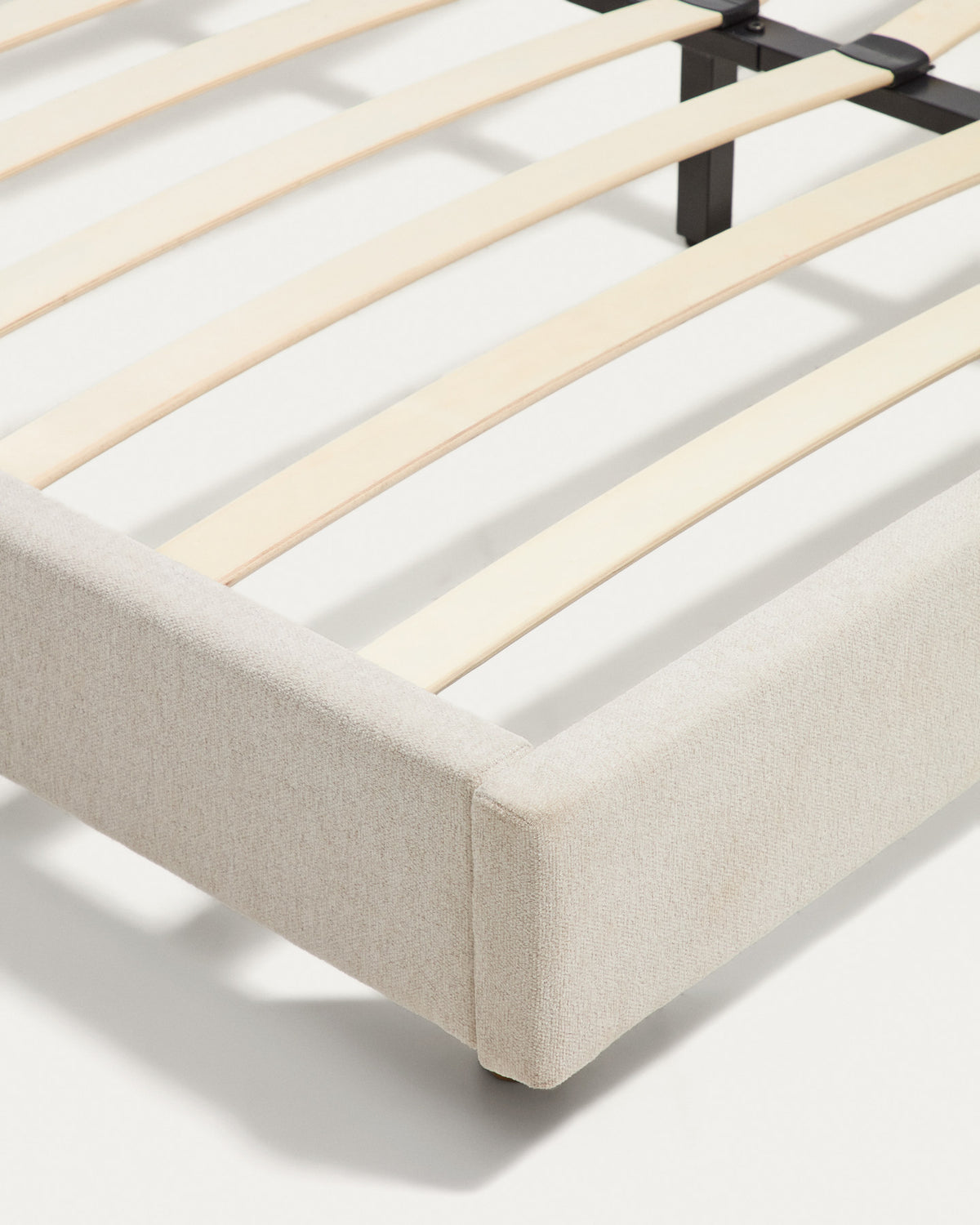 Polsterbett Selven von Kave Home in Beige mit geschwungenem Kopfteil, Chenille-Bezug, Gestell aus Holz und Eisen, Beine aus massivem Buchenholz