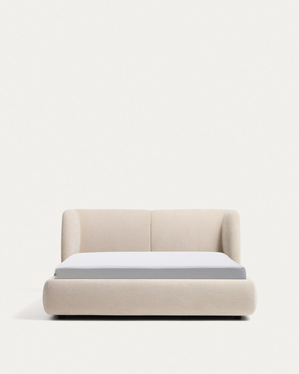 Bett Nerla von Kave Home mit beigem Chenille-Bezug, geschwungenem Kopfteil, Stahlgestell und aufklappbarem Bettkasten für Matratzen 160x200cm.