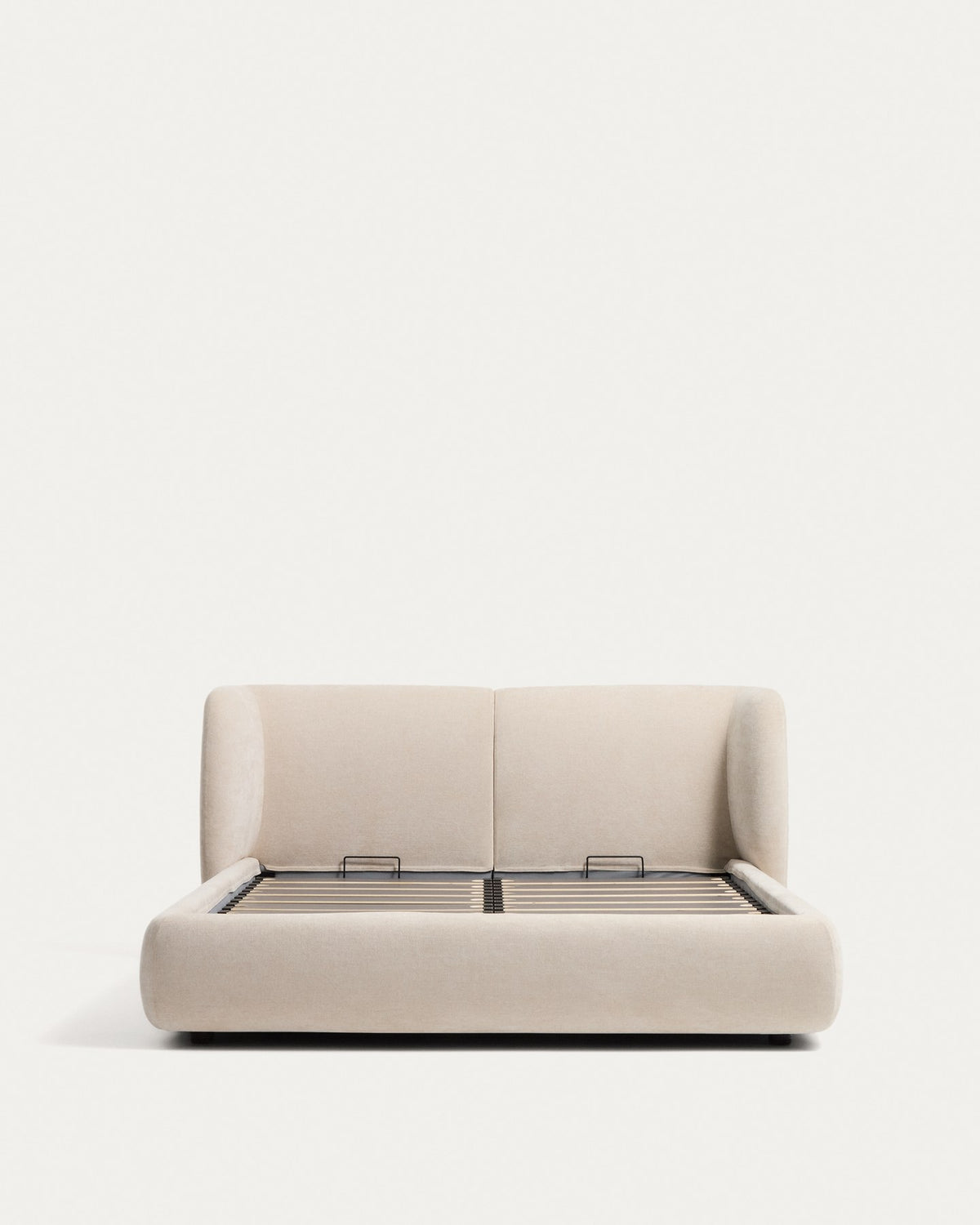 Bett Nerla von Kave Home mit beigem Chenille-Bezug, geschwungenem Kopfteil, Stahlgestell und aufklappbarem Bettkasten für Matratzen 160x200cm.