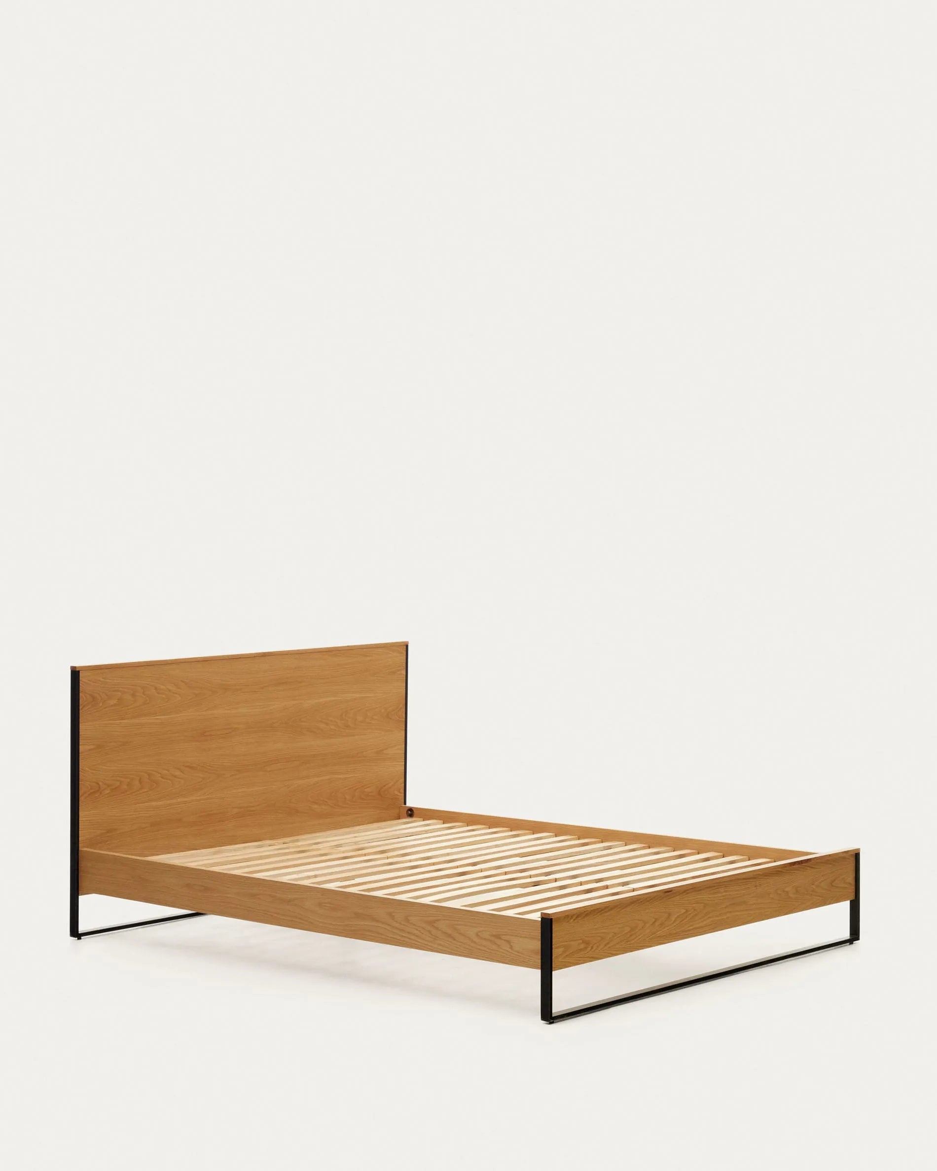 Elegantes Taiana Bett: Eichenfurnier, schwarze Stahlbeine, 160x200 cm. Modernes Design trifft auf Funktionalität.