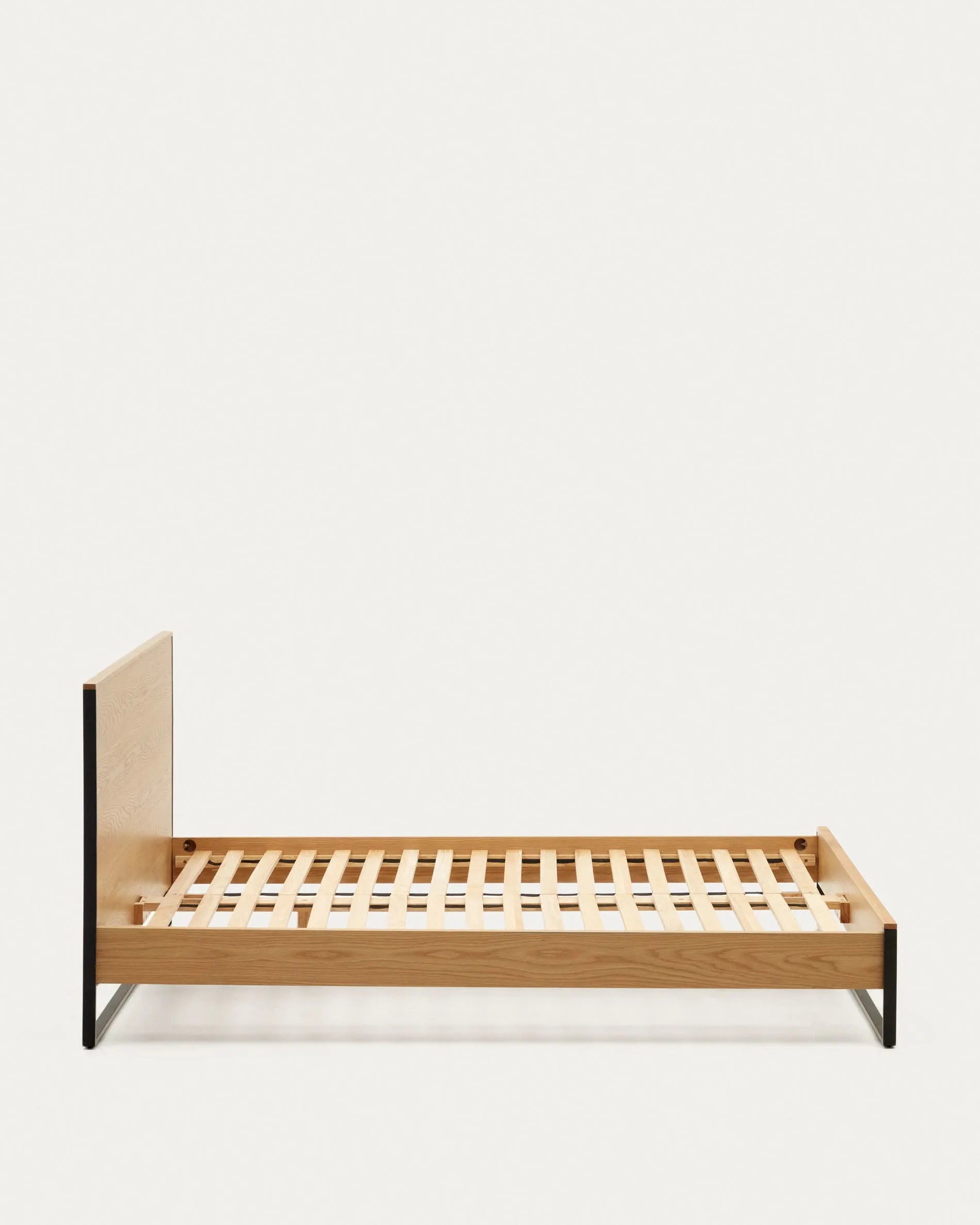 Elegantes Taiana Bett: Eichenfurnier, schwarze Stahlbeine, 160x200 cm. Modernes Design trifft auf Funktionalität.