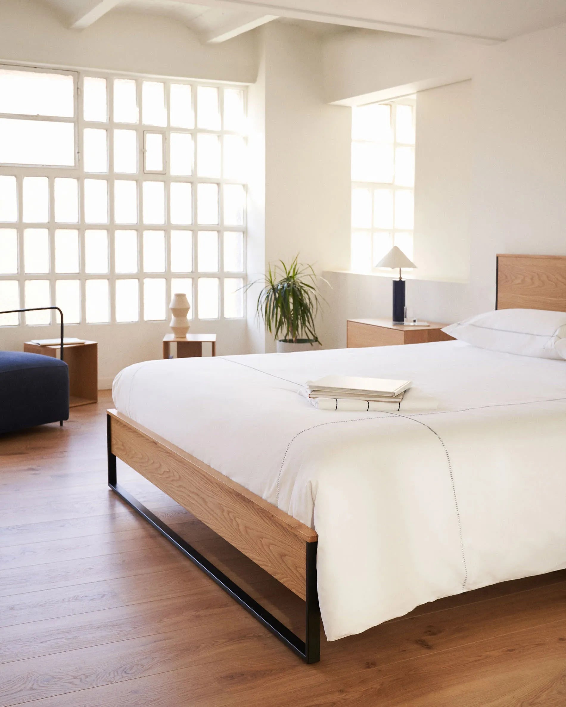 Elegantes Taiana Bett: Eichenfurnier, schwarze Stahlbeine, 160x200 cm. Modernes Design trifft auf Funktionalität.