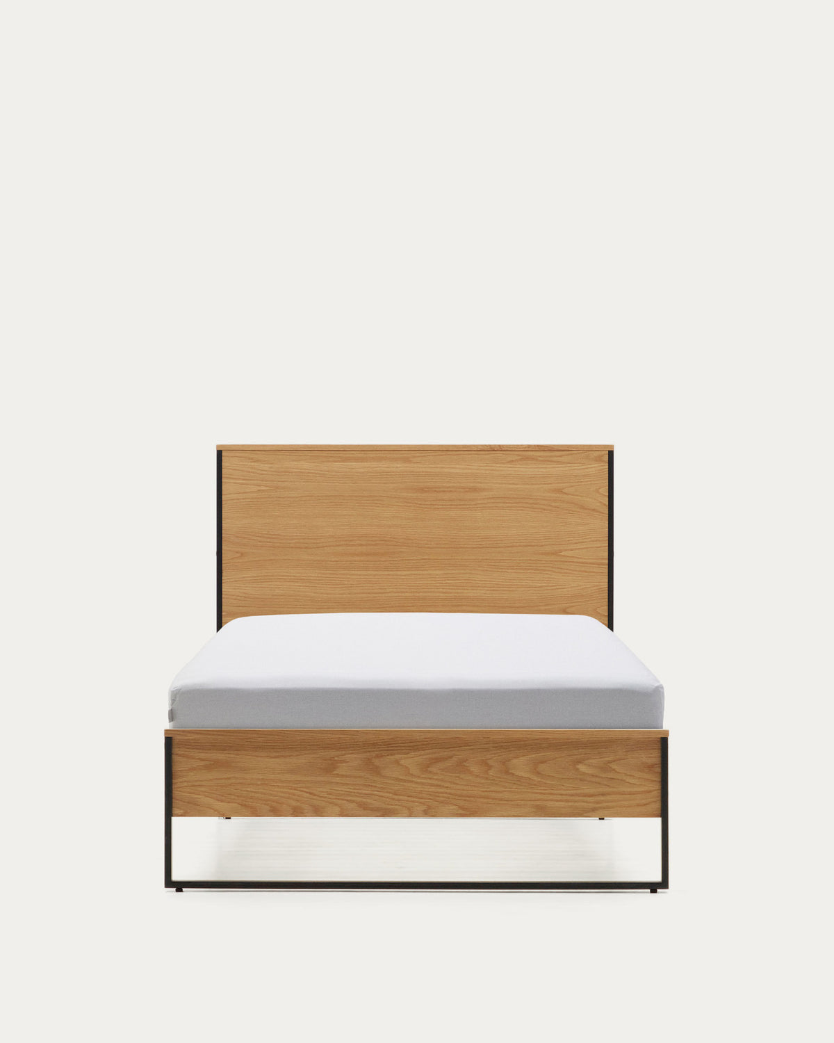 Taiana Bett aus Eichenfurnier und Stahlbeinen mit schwarzem Finish 90 x 190 cm in Natur präsentiert im Onlineshop von KAQTU Design AG. Bett ist von Kave Home