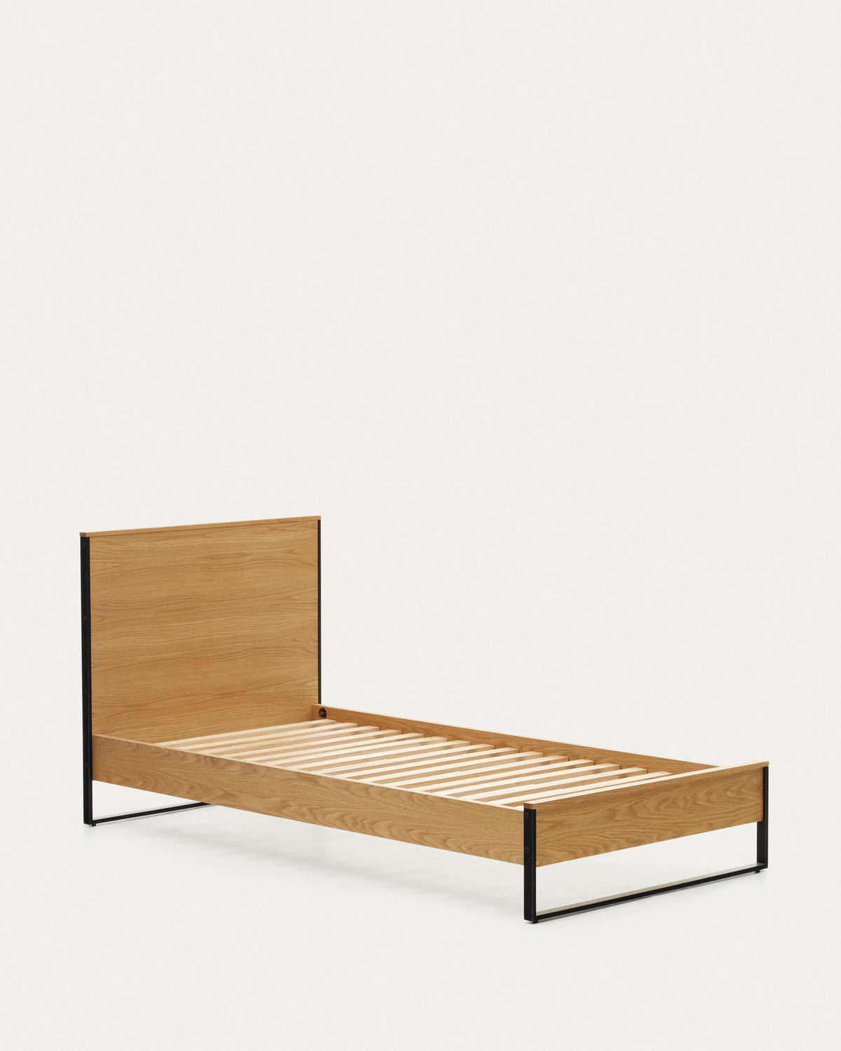 Taiana Bett aus Eichenfurnier und Stahlbeinen mit schwarzem Finish 90 x 190 cm in Natur präsentiert im Onlineshop von KAQTU Design AG. Bett ist von Kave Home