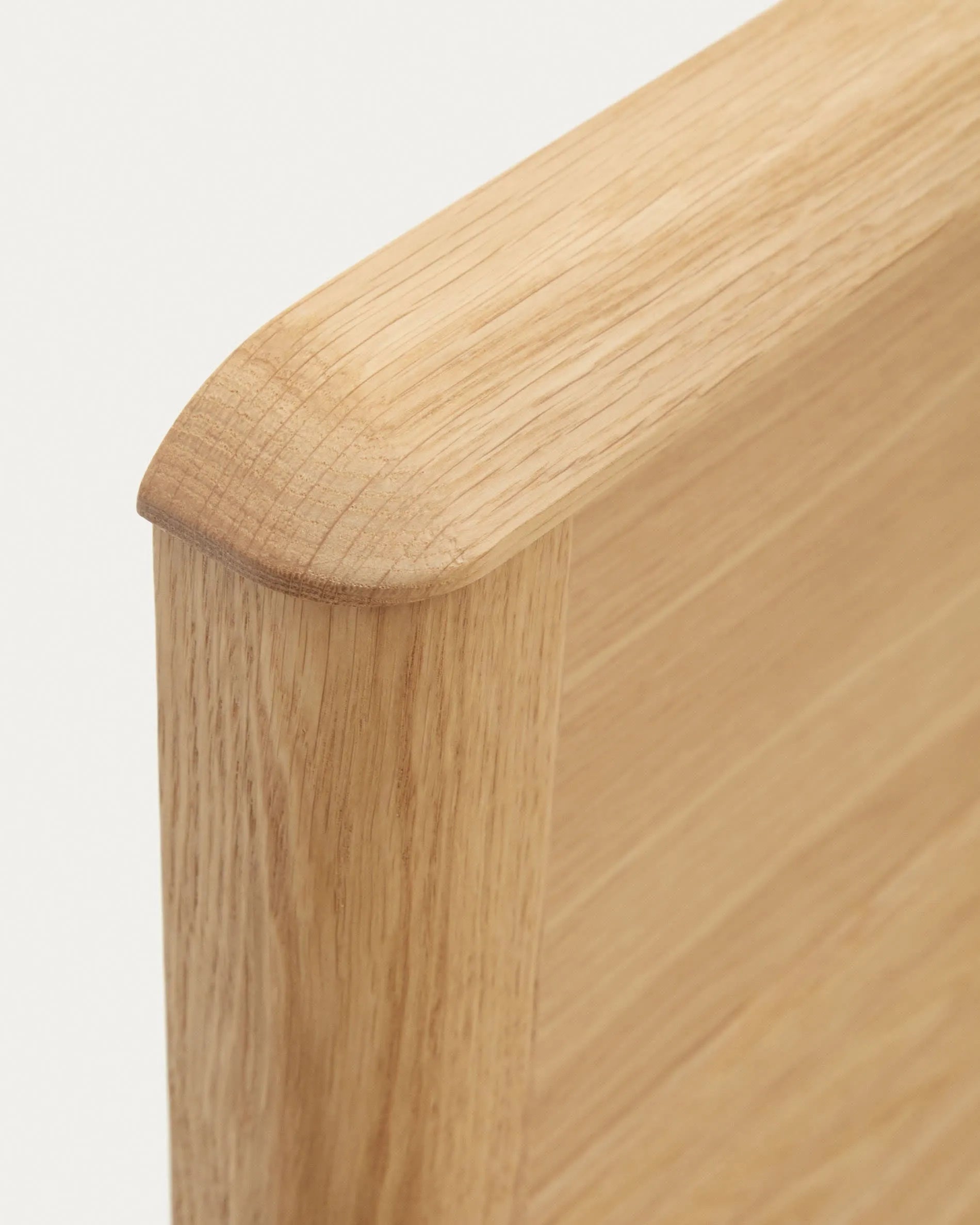 Elegantes Eichenbett von Kave Home: Nachhaltig, robust, mit zeitlosem Design für erholsamen Schlaf.