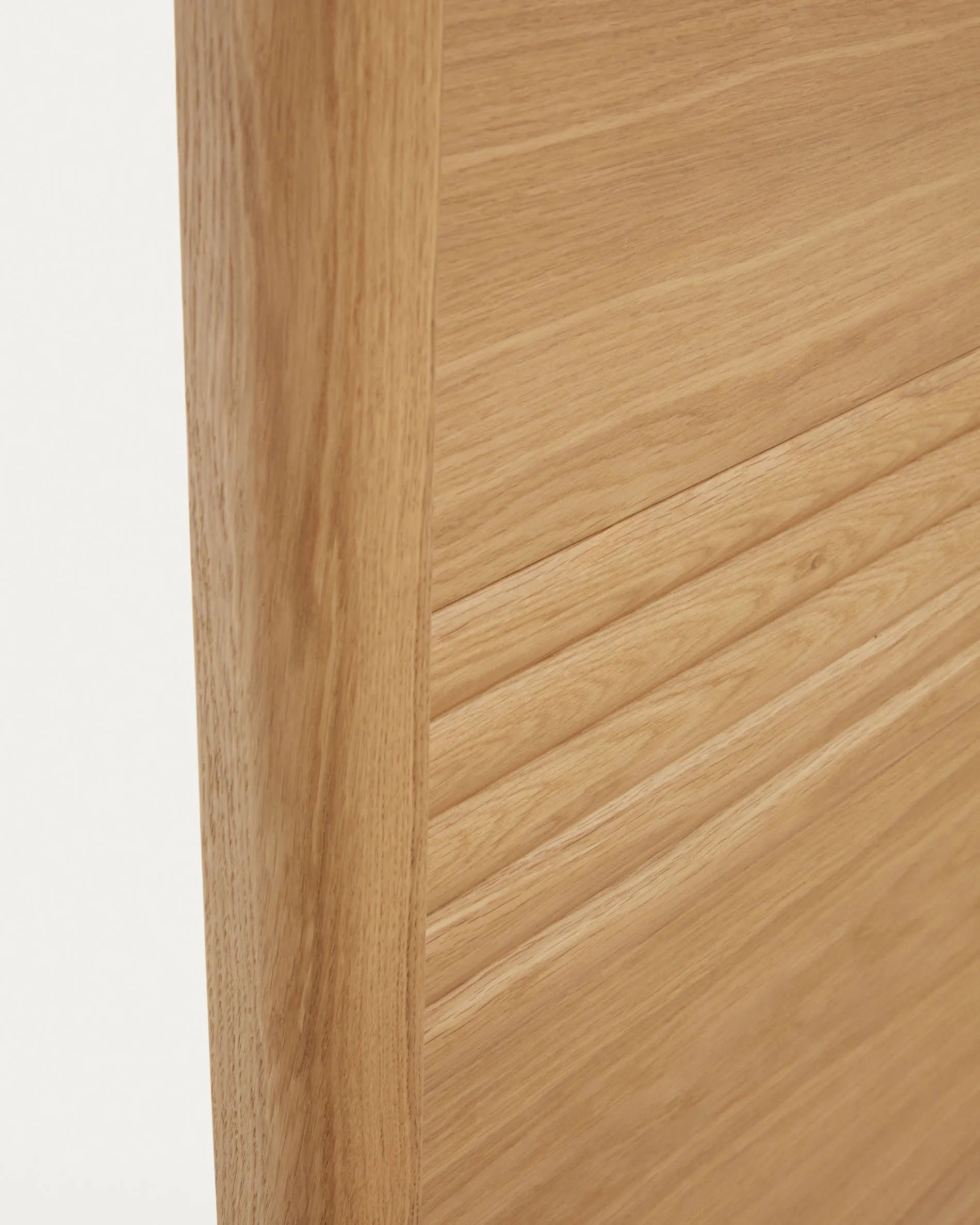 Elegantes Eichenbett von Kave Home: Nachhaltig, robust, mit zeitlosem Design für erholsamen Schlaf.