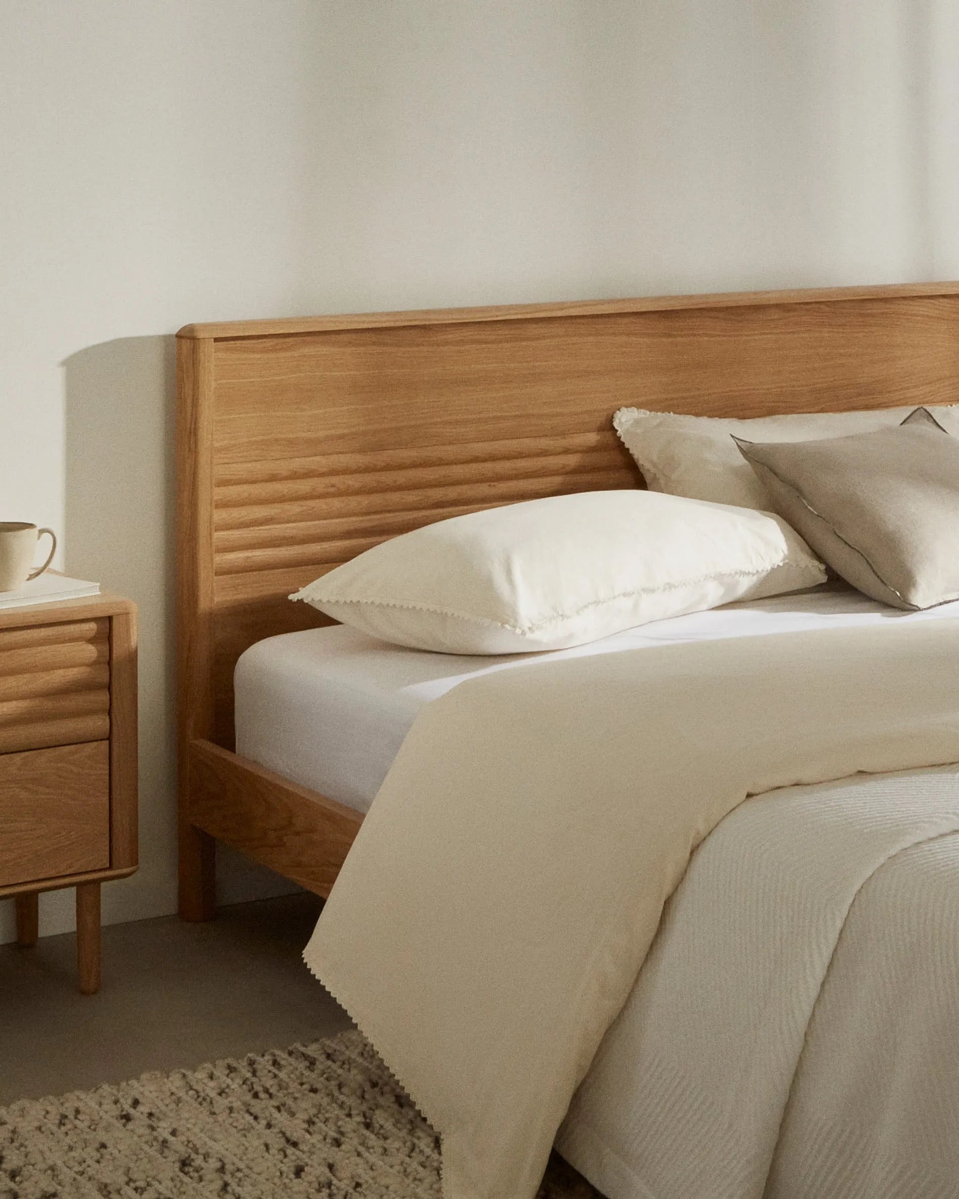 Elegantes Eichenbett von Kave Home: Nachhaltig, robust, mit zeitlosem Design für erholsamen Schlaf.