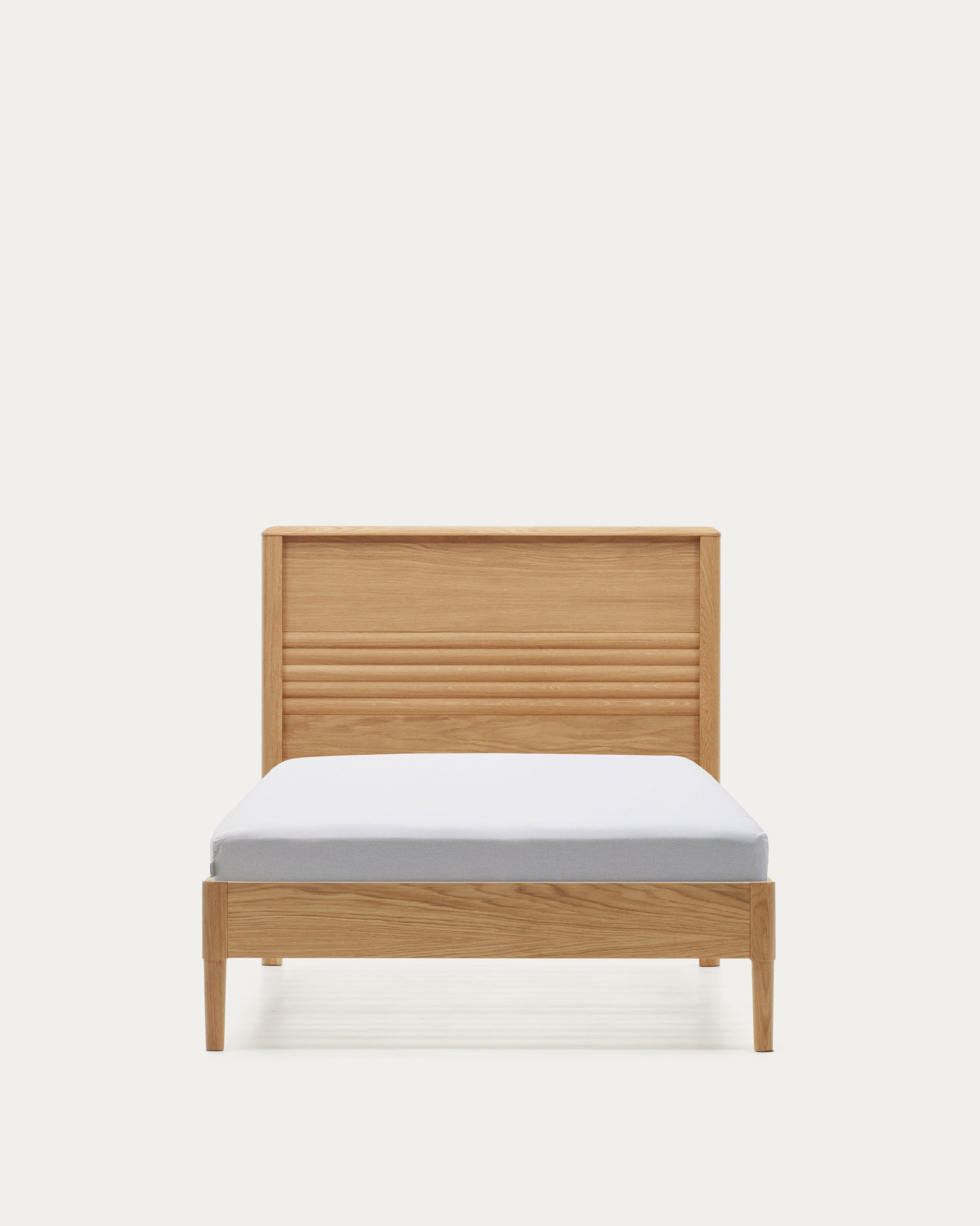 Elegantes Lenon Bett aus Eichenholz und Furnier, passend für 90x200 cm Matratzen, FSC-zertifiziert, von Kave Home.