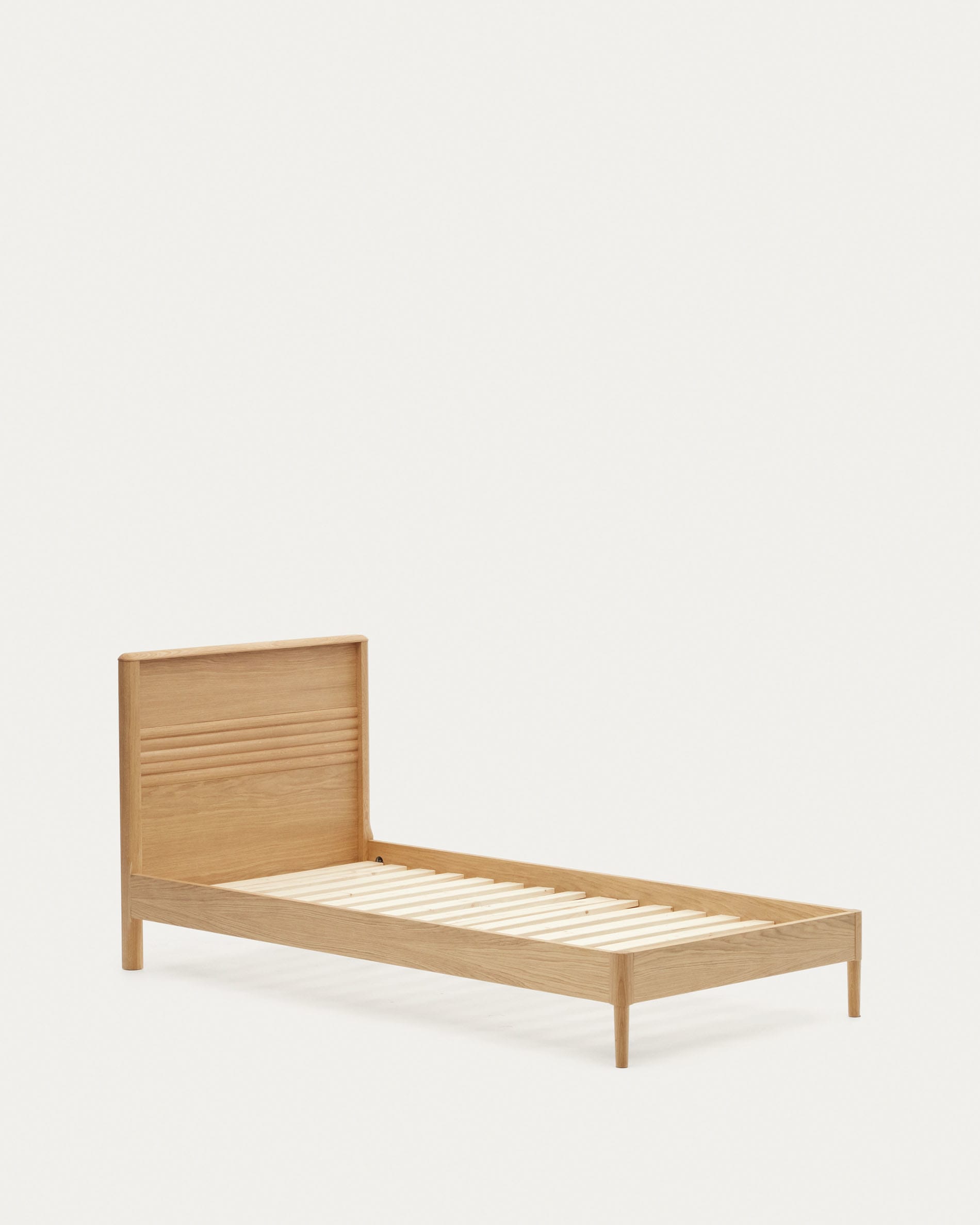 Stilvolles Lenon Bett aus Eichenholz und Furnier, geeignet für 90x200 cm Matratzen, FSC MIX Credit, von Kave Home.